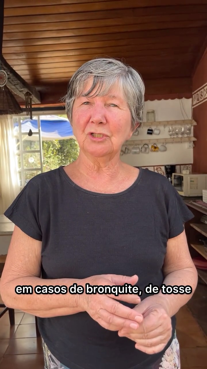 🇧🇷Sabedoria ancestral e dos povos da roça: uma verdadeira preciosidade. Aqui a Suzana Caramori, fundadora da Farmácia Verde de São Gotardo, em Minas Gerais, nos conta um pouco sobre como se fazia para curar tosse e bronquite de crianças, usando o poder das plantas medicinais e fitoterápicos.
.
🇬🇧Ancestral wisdom and wisdom from the rural people: a true treasure. Here, Suzana Caramori, founder of Farmácia Verde de São Gotardo, in Minas Gerais, tells us a little about how she used to cure children’s coughs and bronchitis, using the power of medicinal plants and herbal remedies.
.
#saude #saudenatural #plantasmedicinais #fitoterápicos #farmaciaverde #poderdasplantas #natureza