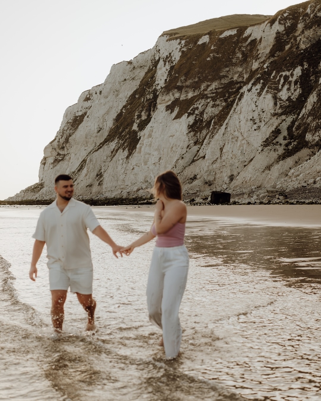 Hello September ๐โจ
De laatste zomerdagen, de eerste hints van de herfstโฆ September is maaaaagic!
Deze shoot in Cap Blanc Nez was afgelopen juni, midden in de zomer. Maar eerlijk? Dit plekje is altijd prachtig. In de herfst met het zachte gouden licht, in de winter met de ruige golven en de frisse windโฆ Cap Blanc Nez stelt nooit teleur.
Dus zin om zelf ook eens buiten de lijnen te kleuren? Let me take you there ๐
#capblancnez #france #frankrijk #destinationshoot #travelphotography #couplephotography #outofthebox #coupleswhoexplore #avontuur #jetaime #morninglight #morningsun #takeyourchance #janadekortphotographer #janadekortphotography