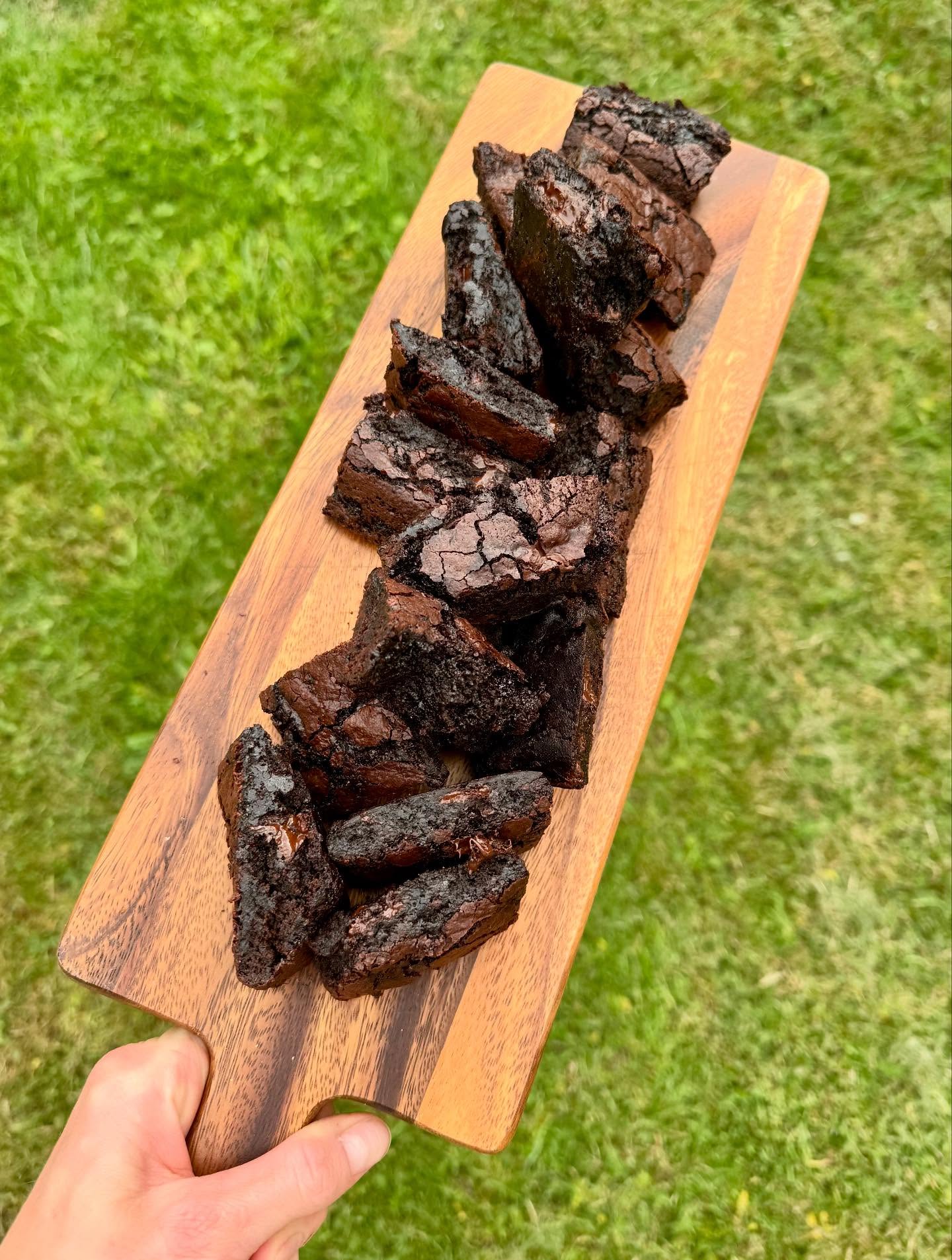 Sweet like chocolate 🍫✨ and just as nostalgic as this 90s tune 🎶 These vegan brownies are fudgy, gooey and everything you want with a cup of tea 🤤
Head to the website to check out the vegan baking course coming up in September 🍰
#chocolate #veganbrownies #veganchocolate #veganbaking #brownies #frome #fromeevents #fromesomerset #FromeCookerySchool #plantbasedcookeryschool #vegancookeryschool #PlantBased #vegan #littlefromecookeryschool