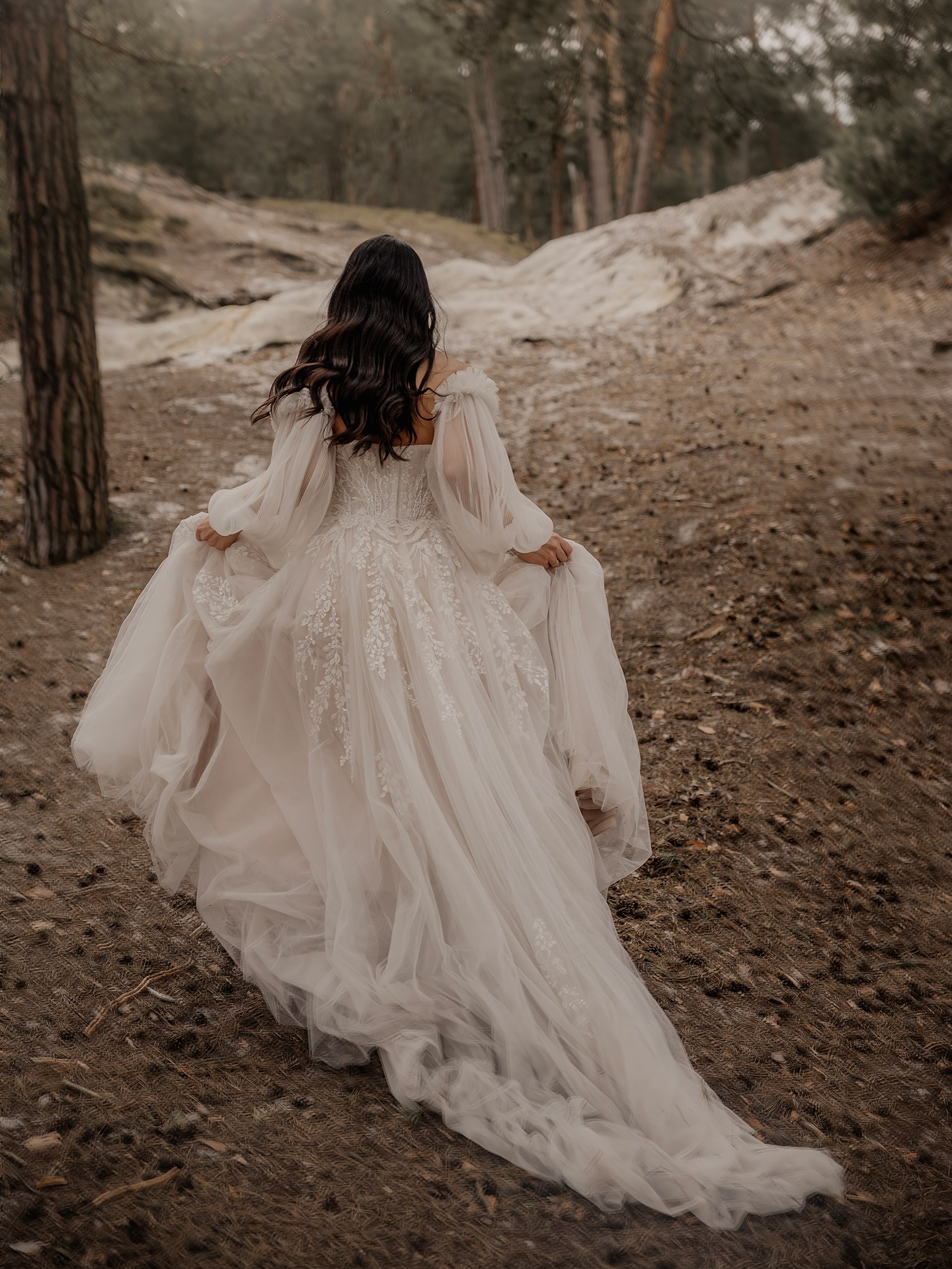 Dieses Bild ist im wunderschönen Harz entstanden. Doch ich gebe es zu, während der Bearbeitung war ich mit meinen Gedanken in Schweden: bei roten Holzhäusern, stillen Seen und diesem ganz besonderen Gefühl von grenzenloser Freiheit. Der Norden zieht mich immer wieder in seinen Bann, die Ruhe, die Weite und die Natur. All das inspiriert mich jedes Mal aufs Neue. Dort einmal Hochzeiten, Elopements oder Paare fotografieren zu dürfen, ist ein großer Traum von mir. 🌲🤍
Und jetzt bin ich neugierig: Habt ihr einen Sehnsuchtsort, an dem ihr euch am liebsten das Ja-Wort geben würdet?
#weddingphotography #lovestories #authenticlove #elopmentphotographer #intimatewedding #destinationphotographer #sweden #scandinavianwedding #adventurecouples #couplephotography #weddingsweden #weddinginspiration