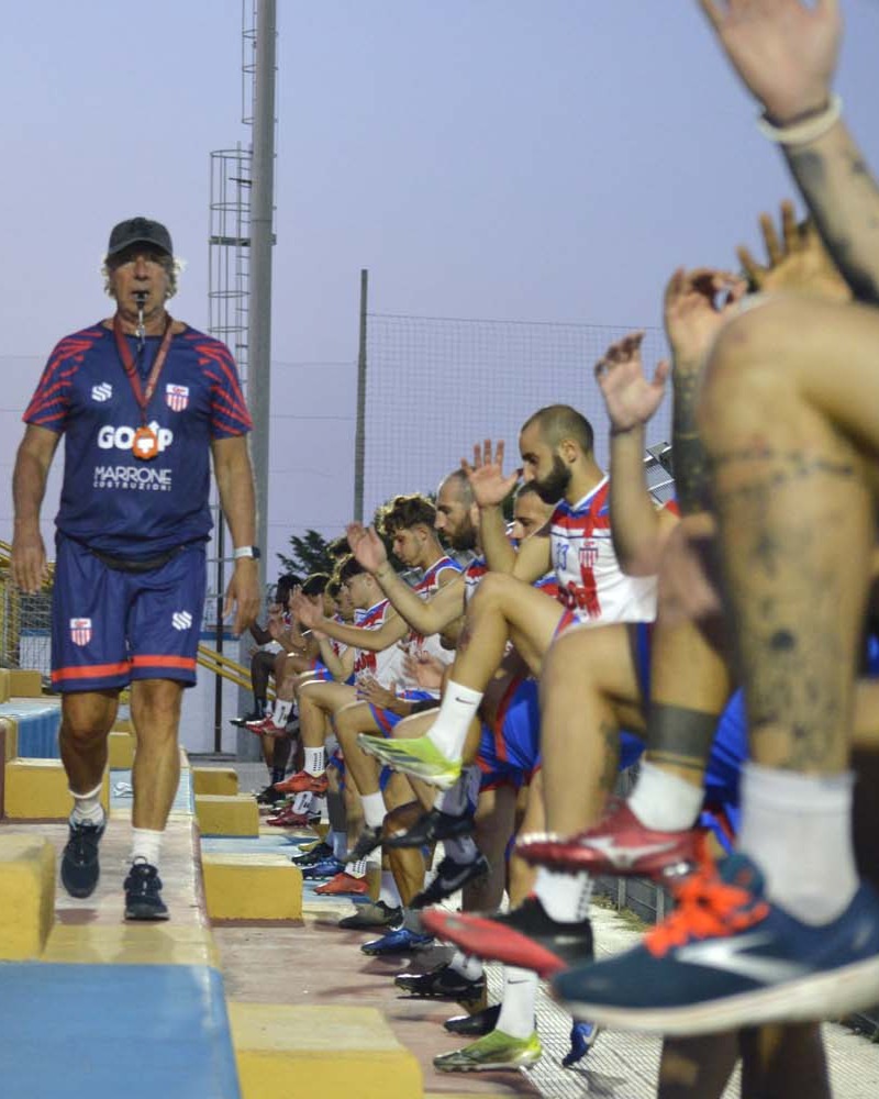 Le gradinate di uno stadio sono tra i luoghi più pieni di energia, non solo per il pubblico.
Ho pensato a questo scatto per catturare il sacrificio e la passione celati dietro a una sessione di allenamento: il vero spettacolo comincia lontano dalle luci della partita...
#andreaveneziano #calcio #allenamento #squadra #fotografiasportiva #sportphotography #calciopassione #grinta #sacrificio #motivazione #determinazione #sportlife #calcioitaliano #allenamentoduro #calciostyle #photographylover #passione @virtuspalese @creativeintelligence.it