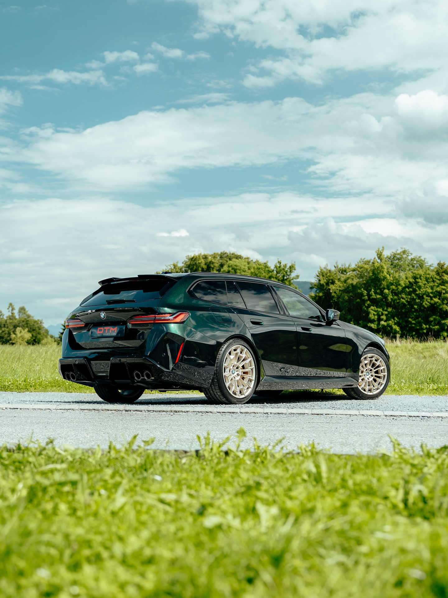 BMW M5 Touring in Emerald Green Metallic – where power meets elegance. Finished with white-gold wheels that combine exclusivity and subtle presence.
#bmw #m5touring #emeraldgreen