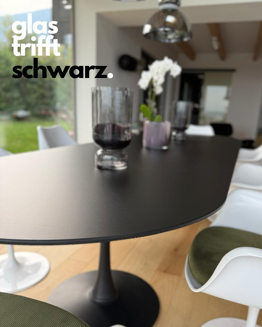 Ein Glastisch in Schwarz – zeitlose Eleganz, die jedem Raum Charakter verleiht.
Die tiefschwarze Farbe wurde mit modernstem Keramikdigitaldruck ins Glas eingebrannt – dauerhaft, edel und beständig.
Ob im Wohnzimmer oder unter freiem Himmel: dieser Glastisch ist ein Statement – drinnen wie draussen. 🖤
#Glastisch #ZeitloseEleganz #InteriorDesign #Keramikdigitaldruck #Designmöbel #ModernLiving #OutdoorLiving #SchwiizerHandwärk #GlastrifftDesign #Manufaktur #Schweiz