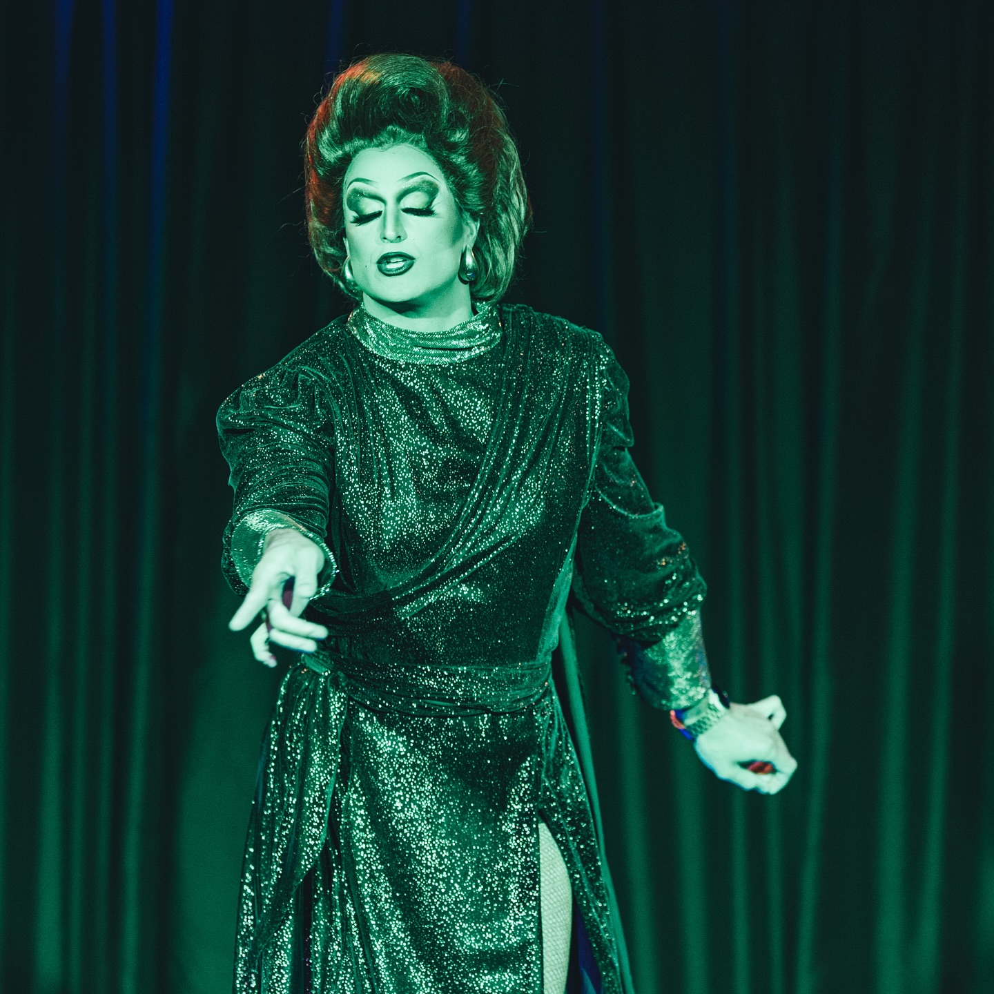 Green, glamorous & just a tad toxic.
Because idyll in the park has never really been my vibe. 🌿💉
Event @swisssciencecentertechnorama
Picture by @steve_w_grams
#DragQueen #DragPerformance #QueerArt #LGBTQIA #DragShow #Camp #Satire #QueerCulture #StageLife #DragExcellence
#swissdrag #drageurope