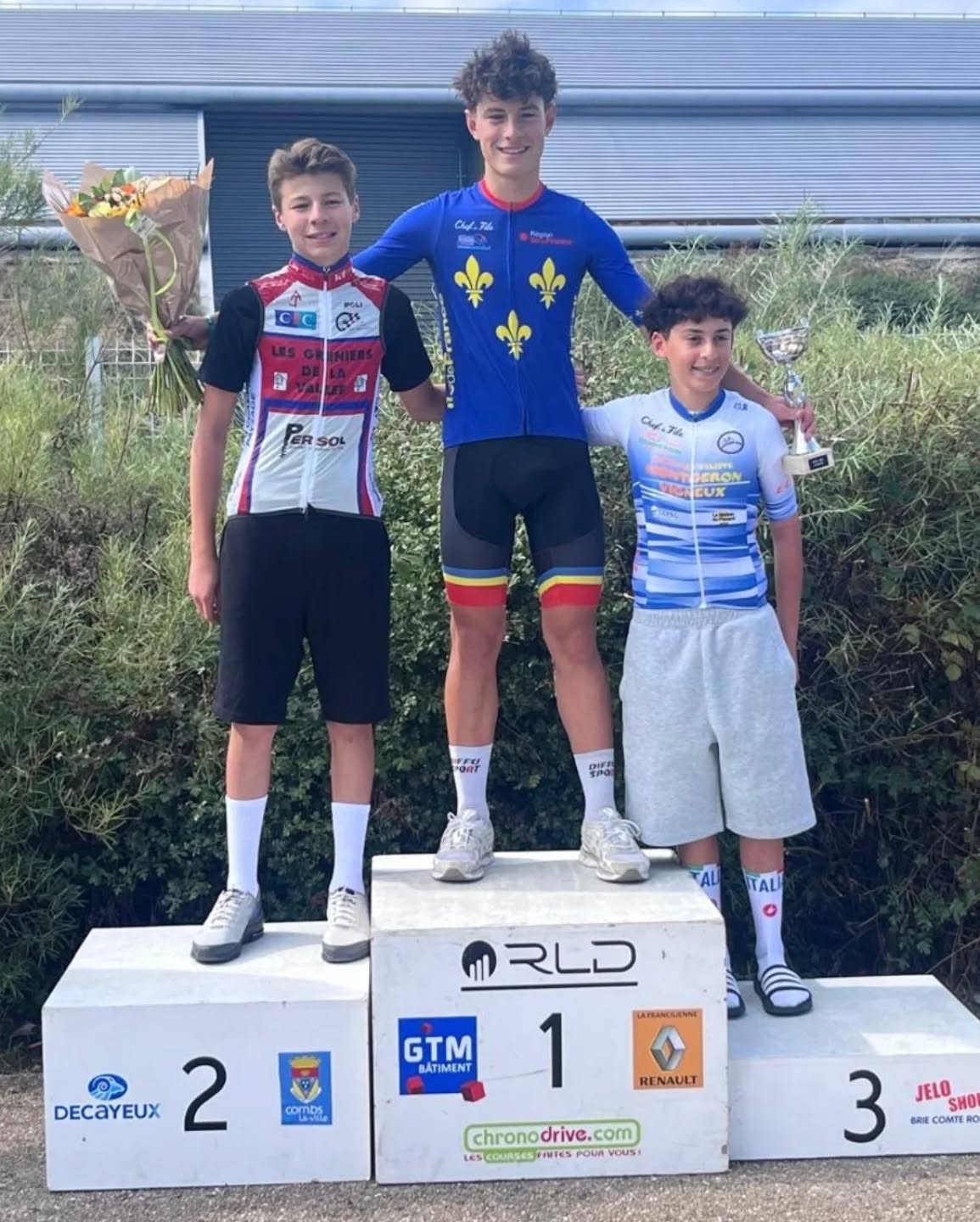 #ABCu15 🟦🟨🟥
⚠️ Victoire de Noah Vandeweghe sur la course U15 ee Combs-la-Ville 💪.
Thomas Daversin aura lancé le sprint de Noah et terminé 4ème 🍫