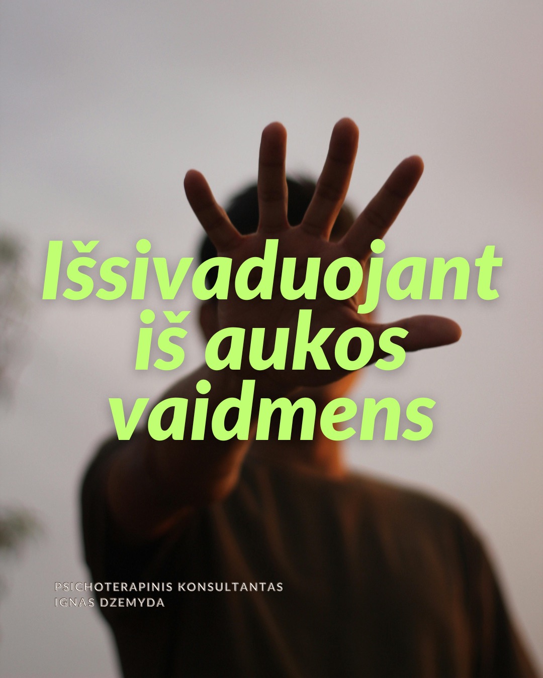 Išsivaduojant iš aukos vaidmens.
Kasdienybėje vidada sutinkame ir aukų, ir agresorių. Tiek vyrų, tiek moterų. Kur yra agresorius, ten yra ir auka. Kur yra auka, ten atsiranda ir agresorius.
Agresoriaus galia labai traukia. Sukūrus santykį, auka pamažu ima gyventi pagal agresoriaus taisykles, vertybes, jo požiūrį į pasaulį. Pirmuosius signalus, kad kažkas negerai, auka nutildo. Auka ima tikėti, kad be agresoriaus negali gyventi ar spręsti sunkumų, ir taip tampa nuo jo priklausoma.
Auka tampa agresoriaus jėgos dalimi. „Susitapatinimas su agresoriumi“ yra gynybinis mechanizmas: kai auka ko nors bijo, ji perima agresoriaus požiūrį ir nuomonę, paneigdama savąjį. Auka praranda ribas, užmiršta, kas yra pats, ir ima matyti pasaulį agresoriaus akimis. Tai suteikia iliuziją – lyg būtum stiprus.
Viltis turi žlugti. Buvimą auka palaiko viltis, kad agresorius pasikeis. Destruktyvumą, kurį jis įkūnija, galima ilgai pakęsti, tikintis, kad kada nors bus geriau. Tačiau daug lengviau jį įveikti, kai destrukcija sustabdoma laiku, kai su ja kovojama ryžtingai. Dažniausiai agresorius nesikeičia. Destruktyvios jėgos kartojasi tol, kol lieka nesustabdytos.
Svarbu atgaivinti tai, kas gyvenime liko nepaveikta agresoriaus ir aukos sistemos. Kartais atrodo, kad iš agresoriaus ir aukos santykio nėra išeities, tik mirtis. Tačiau padėti gali žmonės iš praeities ar specialistai. Tai ryšiai, kurie neturi nieko bendro su agresoriumi.
Norint įveikti agresorių reikia tapti agresoriumi. Su destrukcija visada kovojama ryžtingai ir be gailesčio. Tuomet pats agresorius tampa auka. Viskas tik į gerą. Atsisakius agresoriaus-aukos komplekso, energiją, naudotą spręsti santykius, galima nukreipti į prasmingus gyvenimo planus.
Ką daryti?
Labai svarbu prisiminti, kas buvai prieš tapdamas auka, ir kokių resursų vis dar turi. Esminis klausimas: kuo dar gali remtis?
Kad netaptum agresoriumi ar auka, labai svarbu nuolat rūpintis savo vertės jausmu, patiems priimant atsakomybę už savo gyvenimą.
Nepamirškite pasirūpinti savimi!
#psichologija #psichoterapija
#savespazinimas #psichologas #emocinesveikata #psichologinepagalba #savirefleksija #terapija #psichinesveikata #meditacija #gyvenimokokybė #augimas