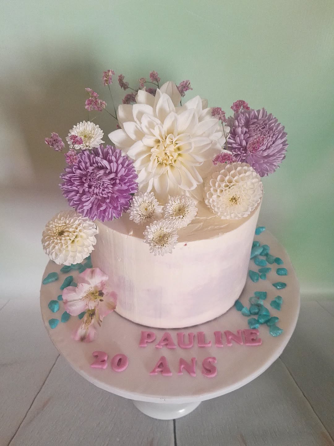 Quand ma cliente m’a contactée pour créer un gâteau fleuri pour les 20 ans de sa fille, elle m’a donné les couleurs de la fête : blanc, mauve et turquoise.
🌸 Comme je travaille avec une fleuriste qui sélectionne uniquement des fleurs françaises et de saison, le turquoise était difficile à intégrer naturellement. Après réflexion ensemble, elle m’a proposé une superbe alternative : des petites pierres naturelles. 💎
Merci @coqueli.cath
J’ai donc choisi de les intégrer au plateau, en harmonie avec ces magnifiques fleurs (protégées du contact alimentaire bien sûr 😉). Le résultat est doux, élégant et original !
Ce que j’aime dans mon métier, ce sont aussi tous ces liens précieux avec mes partenaires – fleuristes, wedding planners, photographes, traiteurs… – qui nourrissent la créativité et rendent chaque projet unique. ✨
#laperlerarecakedesign #cakedesign #gateaufleuris #gateaudecreateur #gateaudanniversaire #gateaupersonnalise #artdelatable #patisseriefrancaise #cakeartist #cakeinspiration #gateauunique #fleursdesaison #oullins #Lyon