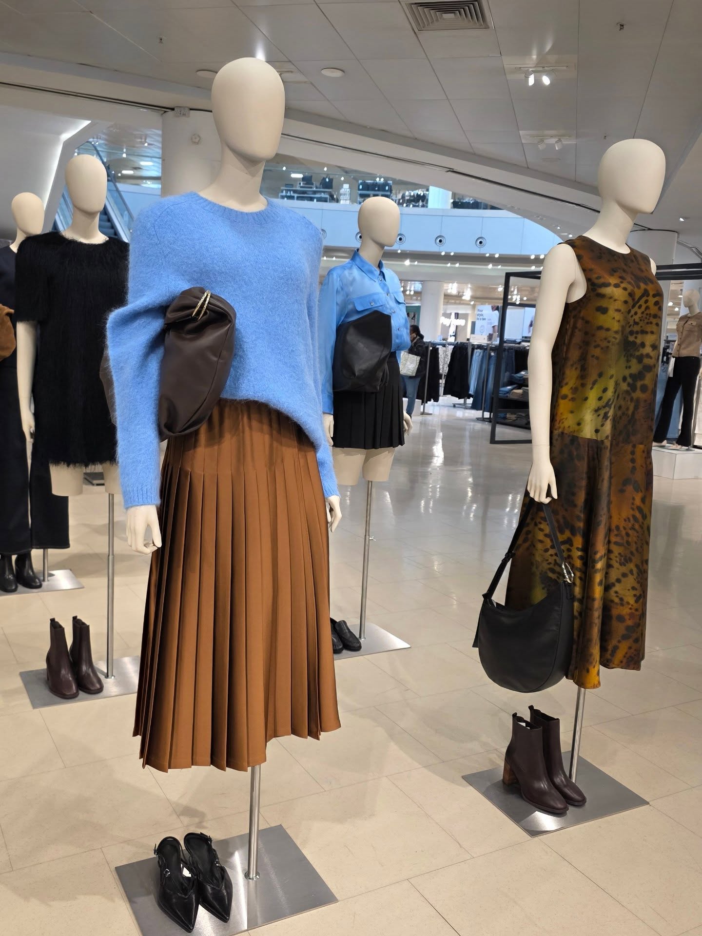 I ended my week of styling with a brilliant shop at Bluewater with my long-time client, Amy.
I also forgot how tiring it is walking around for 3 hours! My feet forgot what it's like wearing heeled boots 😆
We discovered some amazing pieces
👗 A simple, stylish jumpsuit perfect for a christening (and versatile enough to restyle for many other occasions) with gold accessories to match
👖 A few chic tops to pair with bootcut jeans for her upcoming birthday celebrations
🧥 Wardrobe basics for the season, including cosy knits, cool casual trousers from Mint Velvet & the perfect denim jacket for Autumn 🍂
Amy left so happy with her finds, pieces that not only look fabulous but will work hard in her wardrobe. 💫
If you’d love a shopping trip where you leave with outfits you actually wear and wardrobe staples you can mix and match with ease, my personal shopping appointments at Bluewater are now open.
📍 Book your session today via www.jaschana.com comment "PERSONAL SHOP" below to get the direct link
#personalstylistessex #personalstylingservices #personalshopperlondon #personalstylistuk