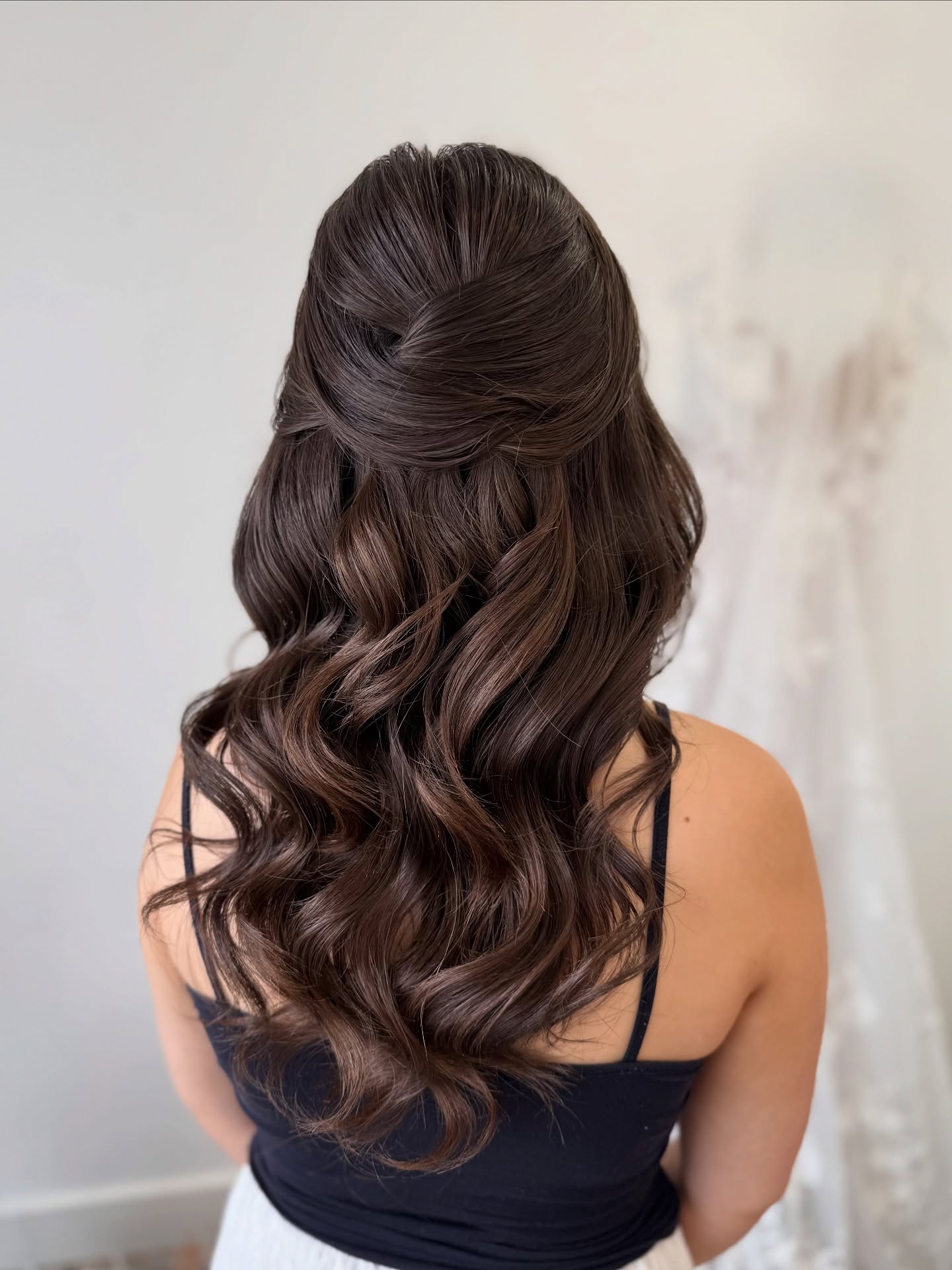 Bridesmaid glam💫
Soft effortless waves - just right to complement the bride without stealing the show 🫶