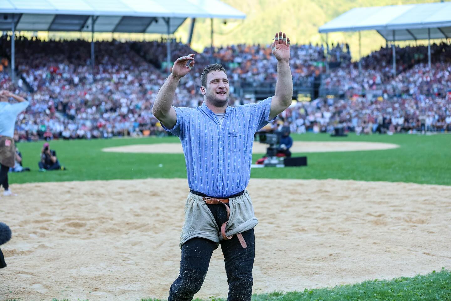 Schwingerkönig!!!!!!!!!!
Armon Orlik krönt in Mollis seine grosse Karriere und wird als erster Bündner Schwingerkönig. Durch eine Maximalnote im letzten Gang gegen Pirmin Reichmuth und den gestellten Schlussgang zwischen Samuel Giger und Werner Schlegel darf sich der Maienfelder krönen lassen. Nach 18 Jahren ist die Krone somit zurück in der Nordostschweiz, grösstmögliche Gratulation an Armon! Wir sind alle stolz, so einen Erfolg miterleben zu dürfen.
Christian Biäsch holt sich auf Rang 9 zum ersten Mal Eidgenössisches Eichenlaub. Herzliche Gratulation Christian, sowas von verdient! Das NOS-Team holt insgesamt neun von 40 Kränzen. Mehr Stoff später! 🍻✊🏼
📸: Erwin Keller
#Schwingen #Tradition #Graubünden #ESAF #Mollis #Glarus