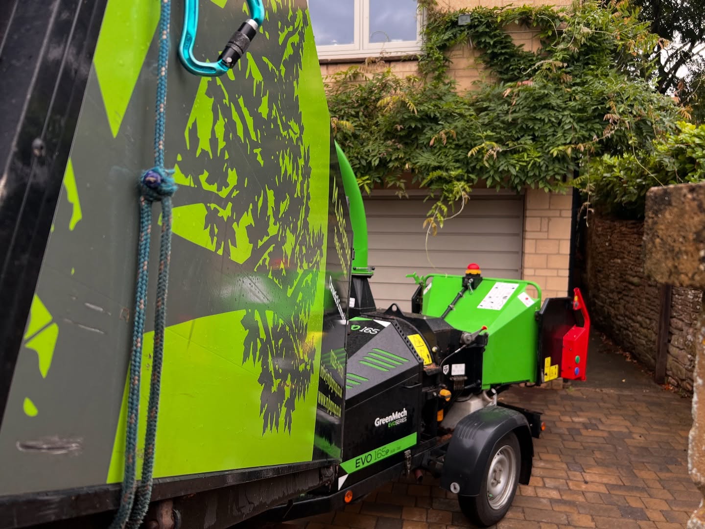 🌧️ It was a wet one today! 😂 But that didn’t stop us. 💪
✅ Quick tree take down this morning
✅ Afternoon visit to our garden maintenance contract
🌱 Main focus: clearing and weeding the vegetable patch – getting it back to normal and ready to thrive again!
Rain or shine, we keep things looking their best! 🍃✨
#GardenMaintenance #TreeWork #Weeding #VegetablePatch #AllWeatherWork #GardenCare