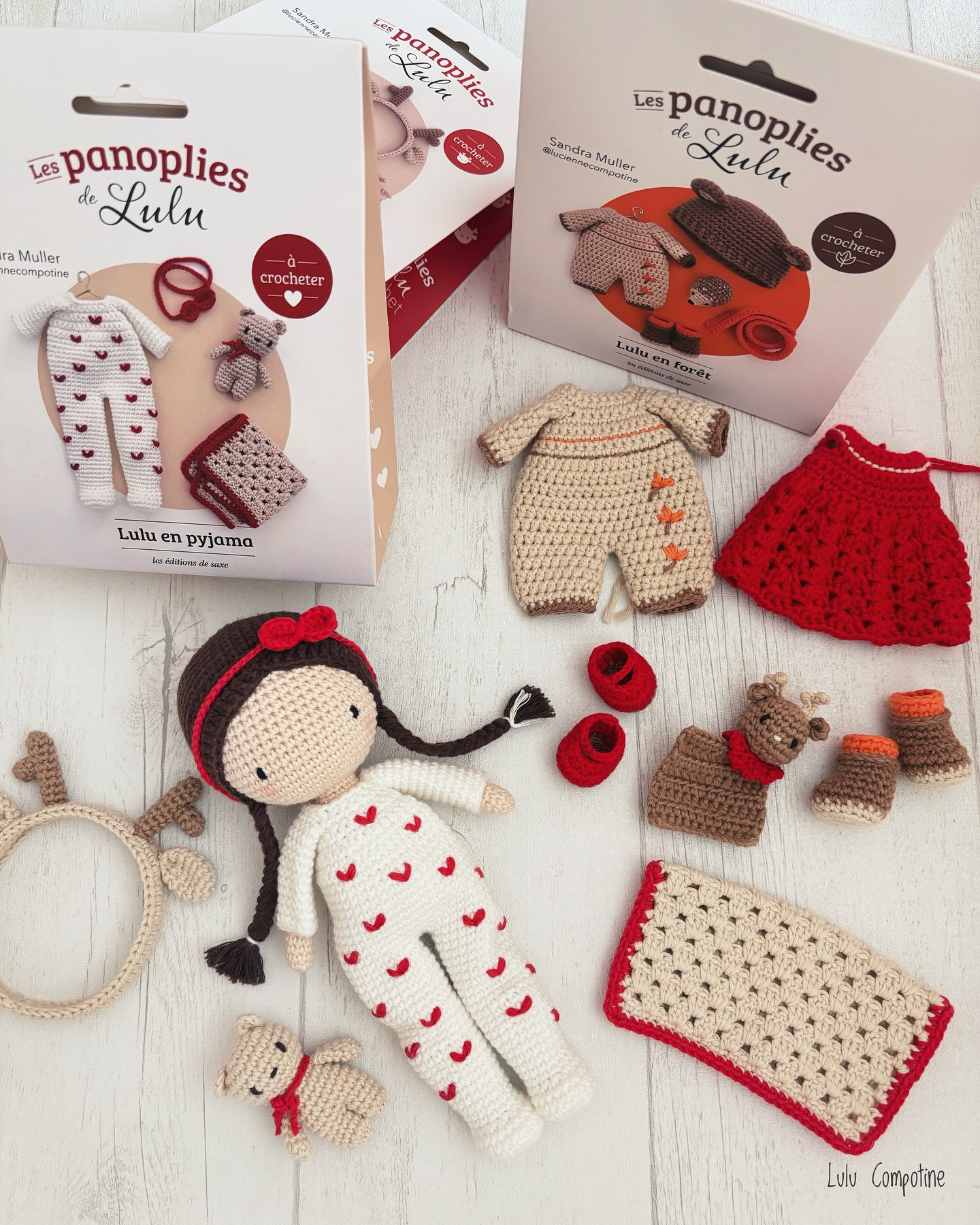 Qui dit rentrée, dit nouvelles tenues !
Lulu a donc troqué sa panoplie estivale pour une collection plus chaude et douillette pour affronter l’automne et les fêtes de fin d’année qui pointent doucement le bout de leur nez…
✔️ Toute la collection (la poupée Lulu et ses 6 tenues) est à retrouver chez @les_editions_de_saxe
Et, comme vous me le demandez souvent, on peut habiller presque toutes les autres poupées de la collection #lespoupeesdeluluaucrochet comme Ma première poupée, celles des coffrets ou celles de mon premier livre qui ont entre 20 et 25 centimètres…
Alors, n’hésitez pas à agrandir votre collection !!!
❤️ Jolies photos du contenu des kits de @touslesmotsdoux
#kitcrochet #poupeecrochet #crochet #poupée #lespoupeesdelulu #lulucompotine #edisaxe #panoplie #dressingpoupee #joueralapoupee #souvenirdenfance #nostalgie #crochetdolls