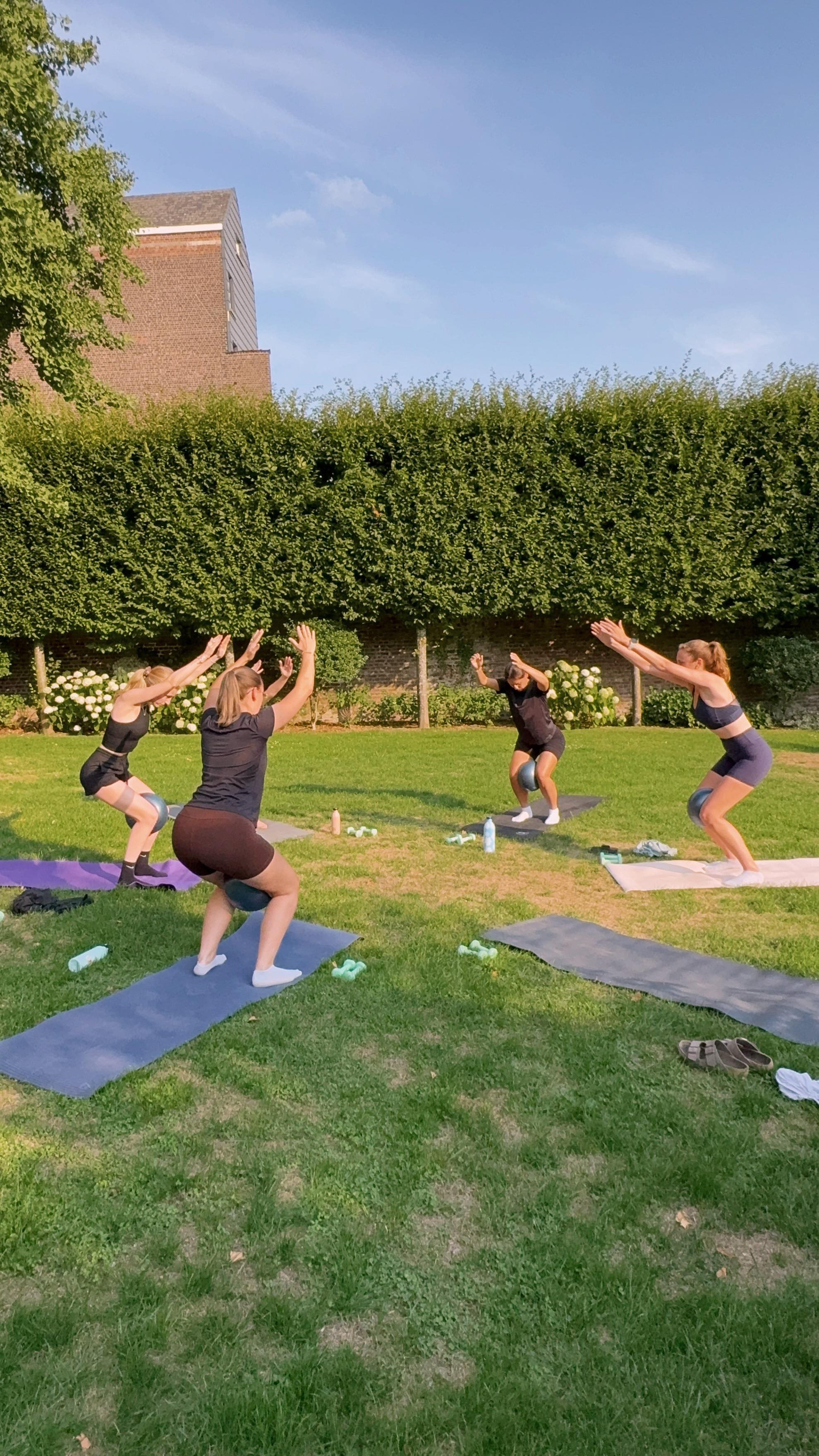 Quel plaisir de vous donner cours de Pilates en plein air cet été ! ✨🤸🏼♂️
Si toi aussi tu as envie de nous rejoindre, j’organise 2 cours par semaine (lundi ou mardi) :
• Pilates tous niveaux
• Pilates pré & post-natal
Écris-moi et je t’ajoute aux groupes WhatsApp !
Car bouger en conscience et en douceur, c’est la clé pour un corps tonique et fonctionnel ! 🤍
Au plaisir 🙂↔️
•
•
•
#Pilates #merode #kinemerode #santepelvienne #santefeminine #move #kinepilates #perinee #sante #pilatesbruxelles #prenatal #postpartum #postnatal