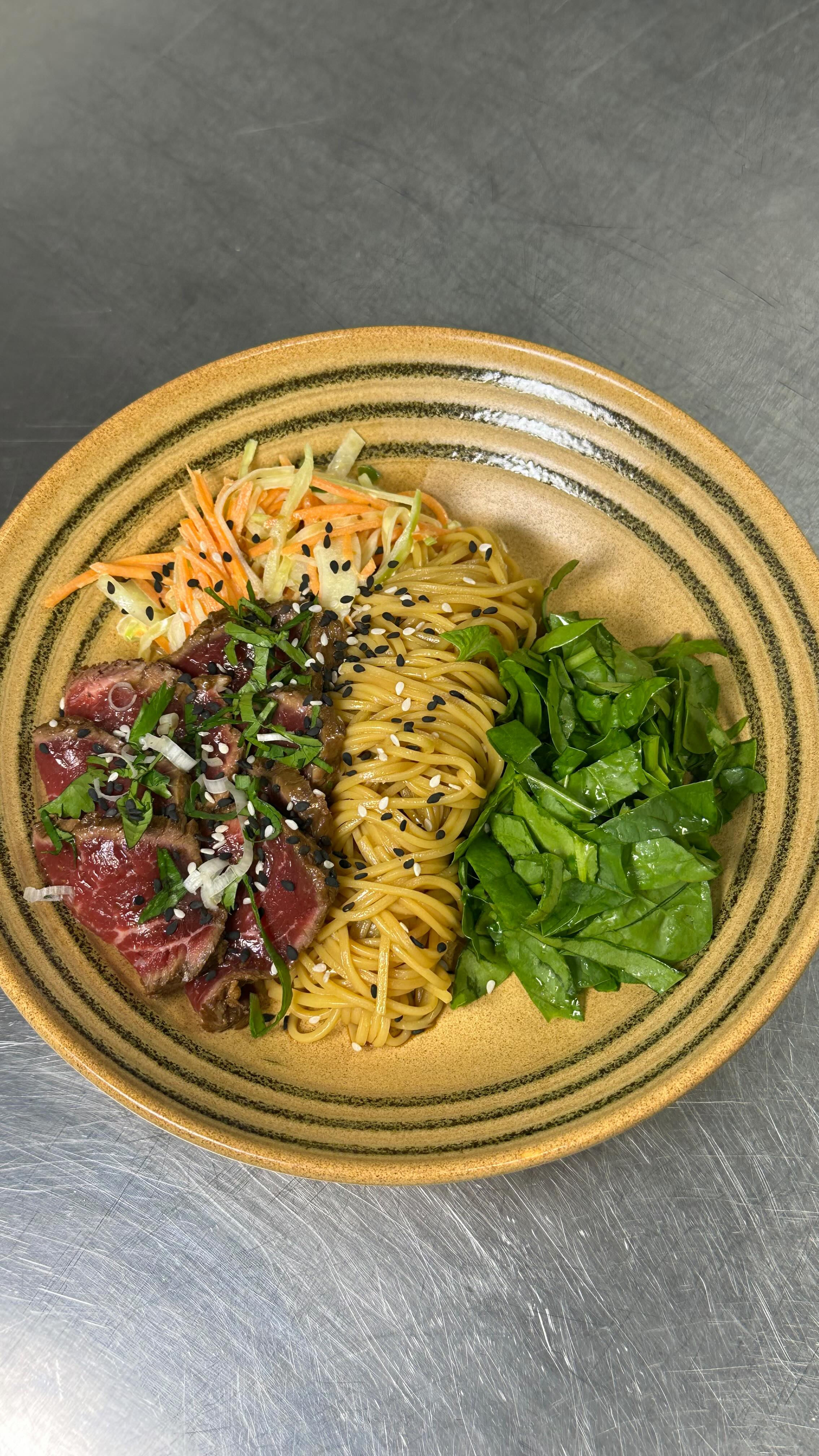 ✨ Le plateau repas comme au restaurant ✨
Aujourd’hui Jordan a cuisiné un Tataki de bœuf fondant, coleslaw croquant et nouilles chinoises parfumées.
Un équilibre parfait entre fraîcheur, gourmandise et raffinement – parce que même en entreprise, le déjeuner doit être un moment de partage privilégié.
Et vous vous avez déjà commandé les vôtres ?
📍 Disponible à Bourges et environs, en livraison ou à emporter !
#Tataki #BoeufTataki #CuisineAsiatique #NouillesChinoises #Coleslaw #PlateauRepas #RepasEntreprise #PauseDej #LunchGoals #TraiteurGastronomique #TraiteurÉvénementiel #ChefTraiteur #Gastronomie #FineDining #FoodArt #FoodPorn #InstaFood #FoodLover #CentreValDeLoire #bourges #hellobourges #sweetandsaltedbourges #traiteurbourges