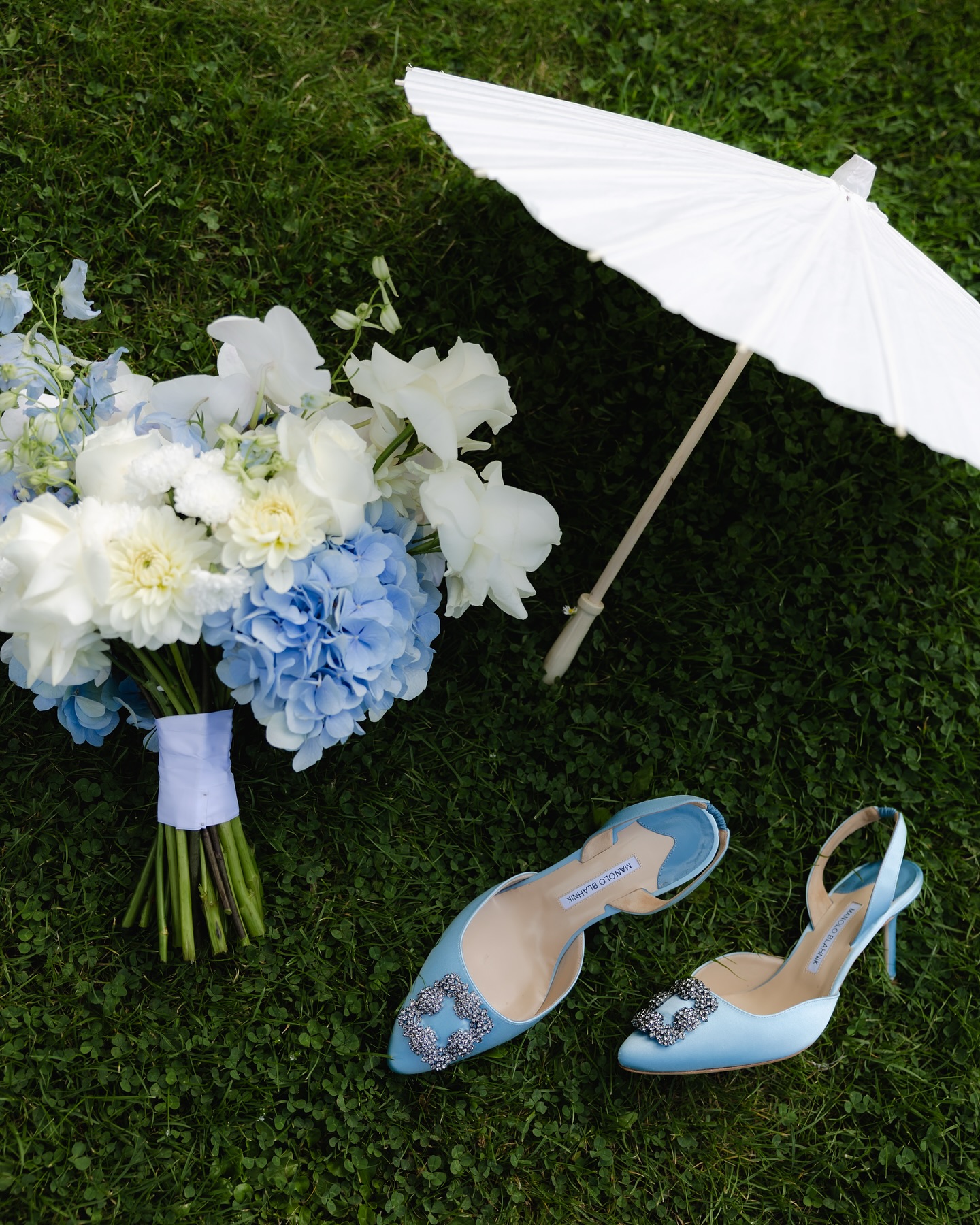 A touch of couture and summer romance 🤍
Hochzeitsplanung & Konzept: @lauratrappweddings
#hochzeitsfotografie #hochzeitsfotograf #hochzeit2026 #hochzeit2027 #luxurywedding #bridaldetails #bridalluxury #weddingphotography #hochzeitsfotografhamburg #melinawaliczekfotografie #premiumweddingphotography #weddingshoes #weddingaccessories #manoloblahnik