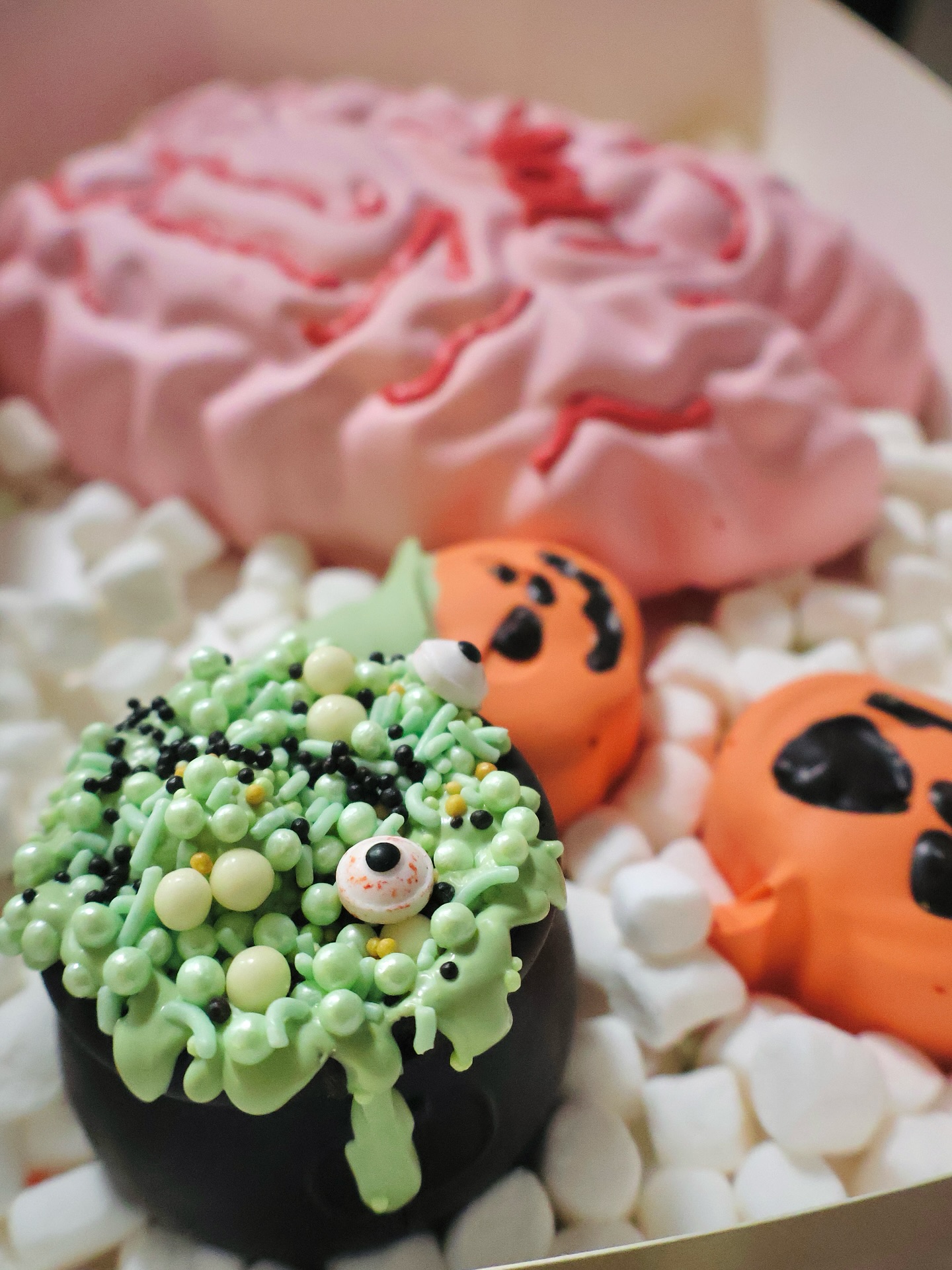 BOO! It’s spooky szn 👻🎃🧙🏽
•
Order your breakable BRAIN BOX with surprise treats hidden inside + 3 double loaded cake pops!! 😋🧁 & Get any personalized message added on your brain! Limited availability for Halloween!! Get your orders in today! www.thesweetsideofgi.com 🩷
#halloweentreats #halloweendesserts #cakepops #breakablechocolate #explorepage #baker #bakersofinstagram #smallbusiness #inspo #halloween2025