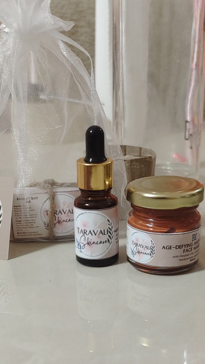 I put together another care package for Sunainaa at @sunainaa_agrawalnewar today 💛
We met a couple of months ago at an all-women meeting, where I gifted everyone my favorite Timeless Glow Bar. She tried it, loved it, and that’s how our connection began ♥️
Sunainaa is the founder of Sunainaa Holistic Healing (@sunainaa_agrawalnewar), where she helps people heal and overcome challenges around health, wealth, and relationships so they can live the life of their dreams. ✨
What I love most is how our paths crossed in such a simple moment, yet it turned into something deeper... sharing what we love, what we create, and what we believe in.
Sending her this package was just my way of saying thank you for the light she brings into the world 🥰
With gratitude,
Lakshita Bharath