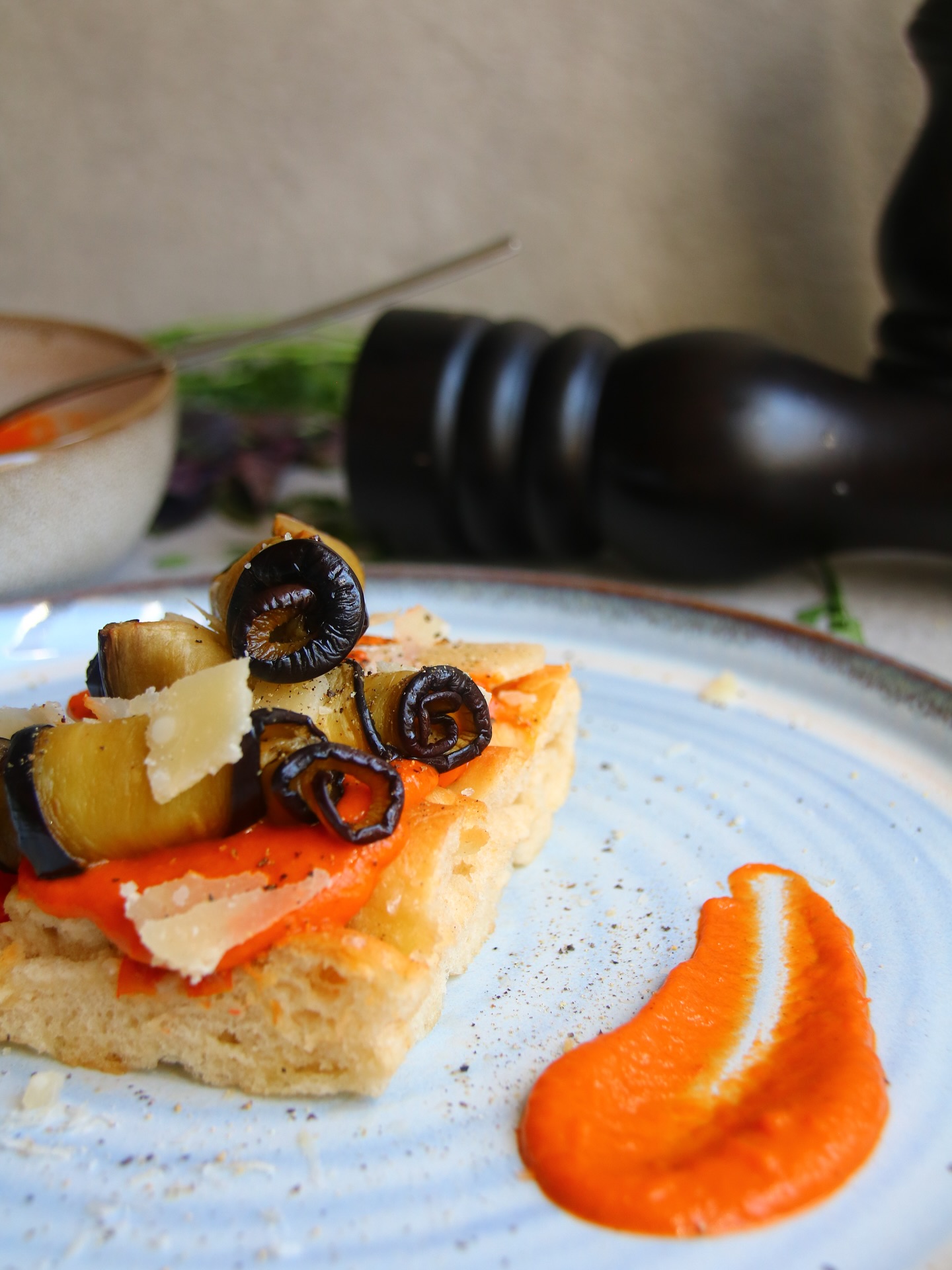 Crispy Mediterranean Focaccia, homemade! 🍞🌿 Who else loves the aroma of fresh rosemary and olives? Perfect as a snack or side, and a must-try for flexitarians! Swipe for the simple recipe.
Ingredients:
• 500 g all-purpose flour (Type 550)
• 300 ml lukewarm water
• 1 packet dry yeast
• 2 tsp sea salt
• 4 tbsp extra virgin olive oil
• 2 sprigs fresh rosemary
• 10–12 green or black pitted olives
• Coarse sea salt for topping
Recipe:
Mix flour, yeast, and salt; gradually add water and knead with 2 tbsp olive oil. Let dough rise for 1 hour until doubled. Press into baking tray, dimple with fingers, scatter rosemary & olives, drizzle oil and sprinkle coarse salt. Bake at 220°C (425°F) for 20–25 minutes until golden. Let cool slightly—enjoy warm!
What’s your favorite topping for focaccia? Share below!👇
#focaccia #homemadebread #mediterraneanfood #rosemary #olives #flexitarian #healthyfood #breadlove #simplerecipes #snackideas #foodforflexitarians #italianfood #bakingathome #breadbaking #comfortfood #foodforflexitarians