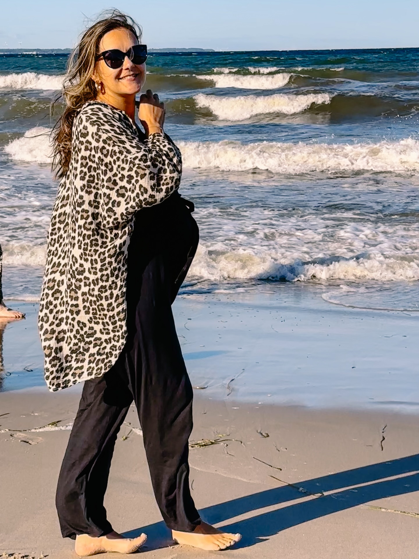 Happy Birthday to me! 🪩✨🎈
Vor Kurzem habe ich meinen 36. Geburtstag mit meiner Mama und meiner Schwester an der Ostsee gefeiert und es war so eine schöne Zeit. 🌊🏖️
Ein ganzer Tag nur für uns: Frühstückscroissants im Strandkorb, Pommes zum Mittag, stundenlanges Lesen und Malen mit Mama, „Nochmal“ spielen, ins Meer springen und schwimmen, bis die Sonne unterging. Pure Sommerglücksmomente! 🌞
Dieser Geburtstag war für mich besonders – mein letzter, den ich „nur für mich“ feiere. 💫 Schon bald wird alles anders sein. In dieser Woche war ich das erste Mal in einem Baby-Laden, die ersten kleinen Dinge sind eingezogen und ich merke, wie sich meine Prioritäten langsam verändern. Und ich fühl mich so wohl in meiner Haut. Alles ganz aufregend gerade! 🍼✨
Und mal ehrlich: Wie lecker ist bitte Softeis mit Zimt & Zucker?! 😍 Schmeckt original wie Milchreis! Und Lübeck – wow! So eine wunderschöne Stadt! Wer von euch war schon mal da?
•
•
•
#geburtstagserinnerungen #meerliebe #sommerglück #glücksmomente #achtsamschwanger #yogamom
#mommytobe #achtsamleben #mindfulmoments