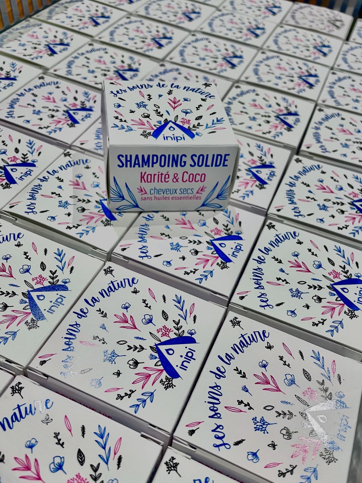 🌿Les soins de la nature directement dans vos cheveux 🌿
Notre shampoing solide Karité & Coco est spécialement conçu pour les cheveux secs
✔️ Nourrissant & doux
✔️ Sans huiles essentielles
✔️ Écologique & économique
Adoptez un geste beauté simple, naturel et respectueux de l’environnement 💙💙💙
#savonnerieinipi #cosmetiquenaturelle #cosmetiquebio #cosmetiquesolide #shampoingsolide #shampoingnaturel #shampoingbio #soinnaturel #soindelanature #provence #alpes