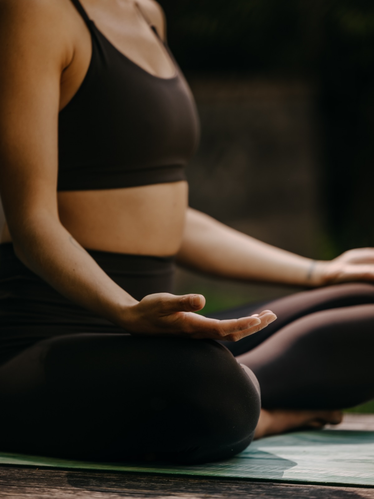 ✨ 8. Gesetz des Rhythmus
→ Alles im Leben folgt einem natürlichen Zyklus.
Hochs. Tiefs. Neubeginn. Rückzug.
Wie der Atem. Wie die Jahreszeiten. Wie du.
Nichts bleibt für immer.
Nicht die Euphorie. Nicht der Zweifel. Nicht der Stillstand.
Dein Wachstum kommt in Wellen.
Und das ist nicht falsch – das ist Leben.
In welcher Phase befindest du dich gerade?
Wachstum? Ernte? Rückzug? Neubeginn?
Was wäre, wenn du aufhörst, dagegen anzukämpfen –
und stattdessen lernst, dich tragen zu lassen?
Du bist Natur. Und Natur hat Zeit. 🌿
#gesetzdesrhythmus #universellegesetze #selbstfürsorge #achtsamkeit #naturalflow