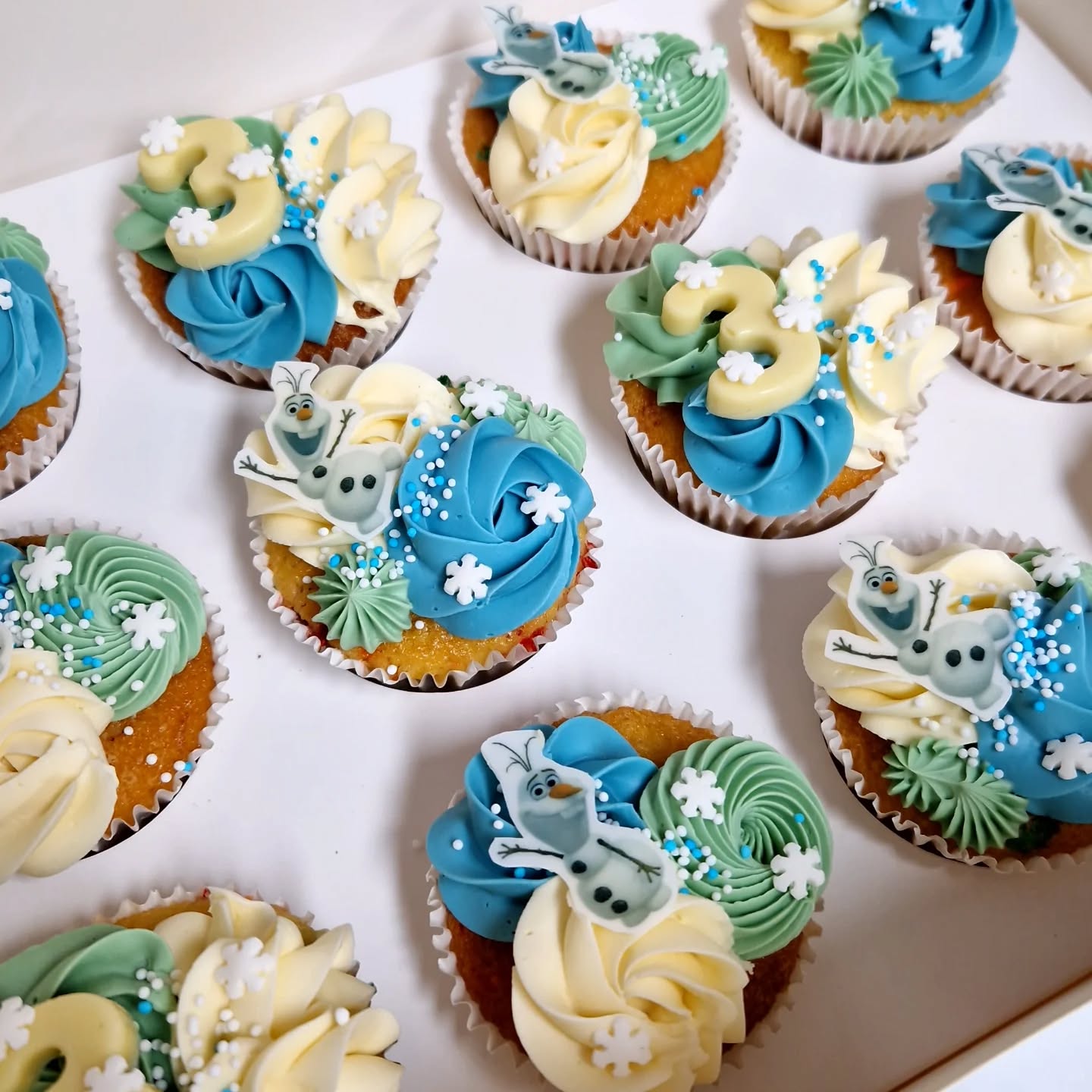 Eetbare wensen en dromen?!
Absoluut! Ik zie het als mijn persoonlijke missie om jouw taartwensen en -ideeën te mixen met wat bloem, ei, suiker en funfetti om er voor te zorgen dat jij gebak krijgt dat waanzinnig lekker smaakt en naadloos aansluit op jouw feest. 🎂🧁🎊
Themafeest? Geen probleem!
Kleurenschema? Komt voor elkaar!
Gebak moet één groot feest zijn? Regel ik voor je!
Lege gebaksbordjes na het uitdelen? Komt goed!
Van print tot vulling; ik maak alles vers. Altijd speciaal voor jou. Altijd perfect op maat gemaakt.
Het lekkerste en mooiste gebak voor jouw feestje bestel je bij Suikertijd 🎉.
#suikertijd #persoonlijkgebak #cupcakes #customcake #Oldenzaal #zelfgemaakt