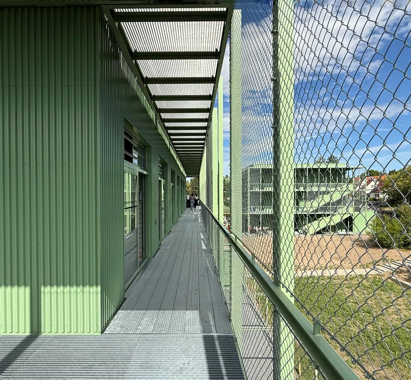 Heute wurde unser Schulbauprojekt in Weimar feierlich eröffnet. Es ist erstes realisiertes Schulbau Open Scource Projekt der Montag Stiftung und größtes Projekt der Internationalen Bauausstellung Thüringen, zudem Modellprojekt der Jenaplanschule Weimar unter Leitung von Ilka Drewke.
Herzlichen Glückwunsch an das Team unter Leitung von Raphaella Burhenne de Cayres und Projektleitung gemeinsam mit Niklas Menn. Danke auch an unsere Partner von #ernst2architekten für Ausschreibung und Bauleitung und #ibhausladen mit #eendres_81 für das haustechnische Konzept.
#montagstiftungjugendundgesellschaft #ibathüringen #ernst2architekten #jenaplan #jenaplanschuleweimar #schule #schuleneudenken #einfachbauen #grün #metallfassade #kalksandstein #schulbauopensource #campusschule #weimar #stadtweimar