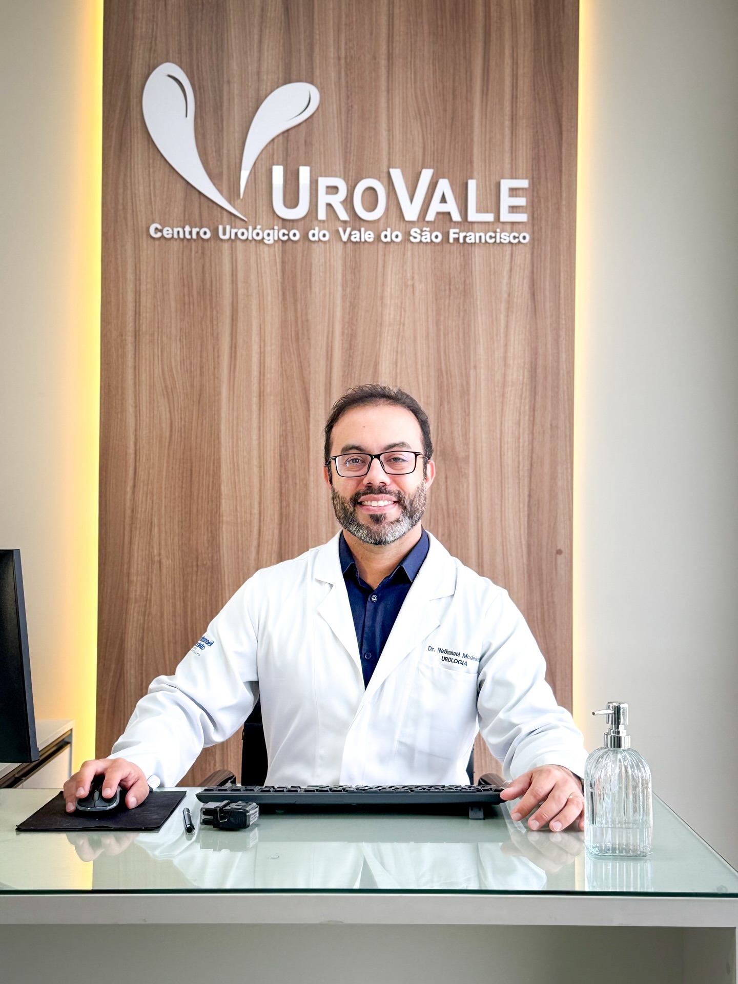 Começar o dia no consultório é sempre uma oportunidade de lembrar o quanto a saúde urológica merece espaço nas nossas conversas.
Muitos homens ainda deixam esse cuidado para depois, mas quanto mais cedo olhamos para a prevenção, mais qualidade de vida conseguimos garantir.
Que o seu dia também comece com essa reflexão: quando foi a última vez que você cuidou da sua saúde íntima?
#SaúdeUrológica #PrevençãoMasculina #CuidadoDiário