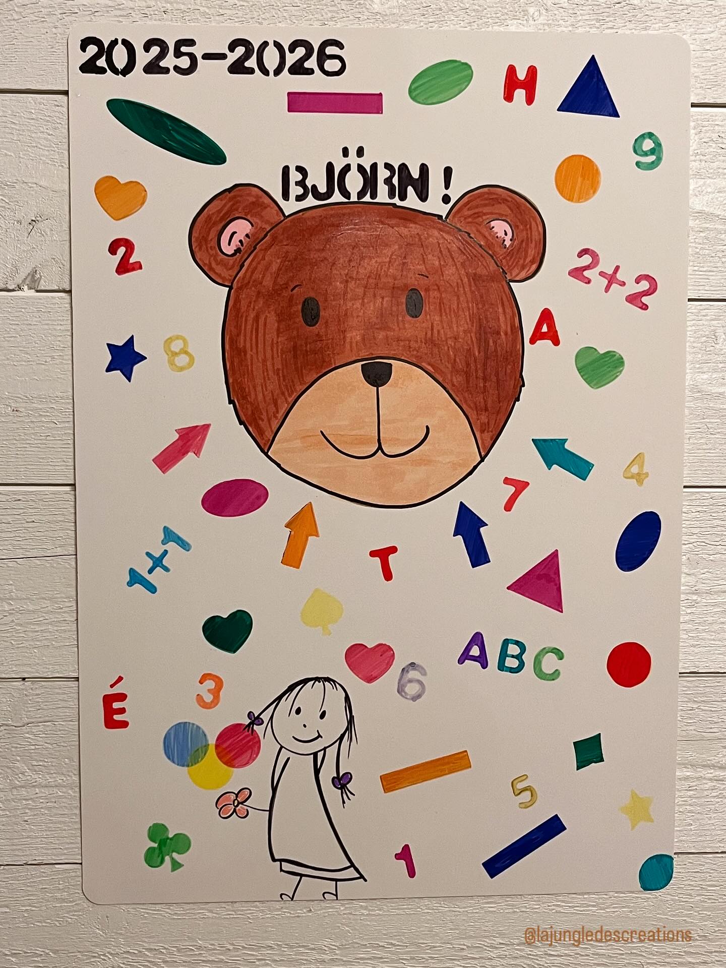 🇬🇧Yes, yes… BACK-TO-SCHOOL ✏️🎒
This year, our two kids didn’t start school at the same time. Since Minus went back in mid-August, Minusculette and I had prepared a surprise poster together to celebrate his first day.
A bright and colorful poster to make school more exciting, while we still had two weeks of vacation just for the two of us.
And this morning, it was finally her turn to go! Since I couldn’t be there to take her, I made a customised poster the evening before, and she was so happy to find it when she woke up. ⏰😊
It’s nothing fancy — just a big sheet of cardboard filled with colors — but it’s amazing how motivating these little things can be.
🏫So yes, our little ones are back at school… and they were actually so happy to go!
👉What about you? How was the first day back? Did you prepare any little surprises for your kids? 🎒
—
🇫🇷Mais oui, mais oui… les vacances sont finies 🌞✏️
Cette année, nos deux enfants n’ont pas fait leur rentrée en même temps. Comme Minus a commencé mi-août, Minusculette et moi avions préparé ensemble une affiche surprise pour l’encourager.
Une affiche gaie et colorée pour lui donner envie d’aller à l’école, alors que nous avions encore deux semaines de vacances rien que toutes les deux.
Et ce matin, c’était à son tour d’y aller ! Comme je n’ai pas pu l’accompagner, j’avais préparé hier soir une affiche motivante qu’elle a eu la joie de découvrir au réveil.⏰😊
Ce n’est pas grand-chose — juste une grande feuille cartonnée coloriée — mais c’est fou comme ça peut les motiver.
🏫Bref, nos loulous sont de retour à l’école… et heureux d’y être !
👉Et chez vous, comment ça s’est passé ? Vous aviez préparé des petites surprises pour leur rentrée ?
—
#defidesmainscreatives #backtoschool #afficherentree #cestlarentrée #happybacktoschool #funbudgetplay #inspiretheirearlyyears #panduromyway #pysselinspo #schoolcrafts #rentreescolaire #kidactivity #craftsforkids