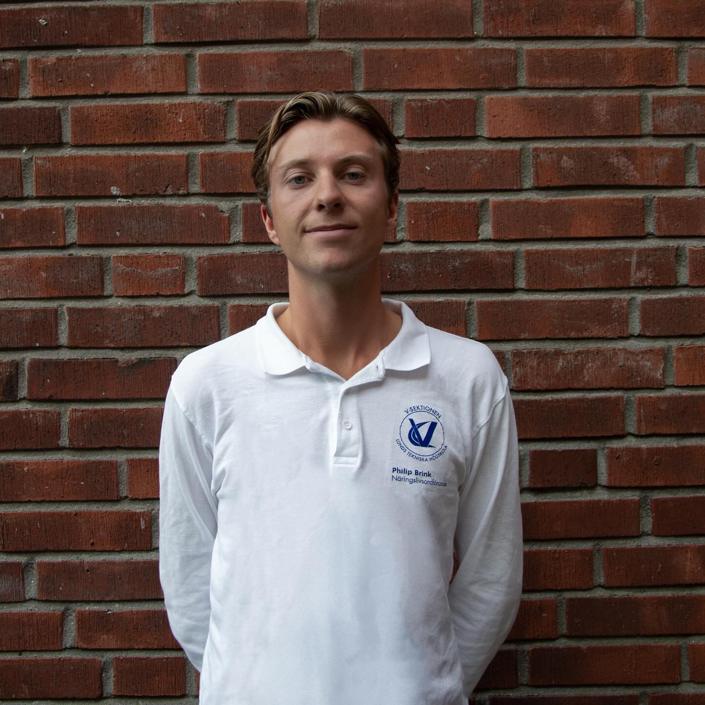 Näringslivsordförande Philip Brink
Hej! Jag heter Philip och är Näringslivsordförande på sektionen. Tillsammans med Näringslivsutskottet arbetar jag för att skapa och stärka kontakten mellan studenter, alumner och näringslivet. Vårt mål är att ge dig en inblick i vad som väntar efter studietiden och skapa möjligheter till kontakt med framtida arbetsgivare. Det gör vi genom att anordna lunchföreläsningar, casekvällar, studiebesök och andra samarbeten med företag. Vi hjälper också till att sprida information om till exempel traineeprogram, sommarjobb och stipendier!
Har du några frågor, idéer på företag du vill se mer av, eller funderingar om något av våra evenemang? Då är det bara att höra av dig till naringsliv@vsek.se, vi ses!
-Vilken är din favorit-Vincent?
Nejsch-Vincent