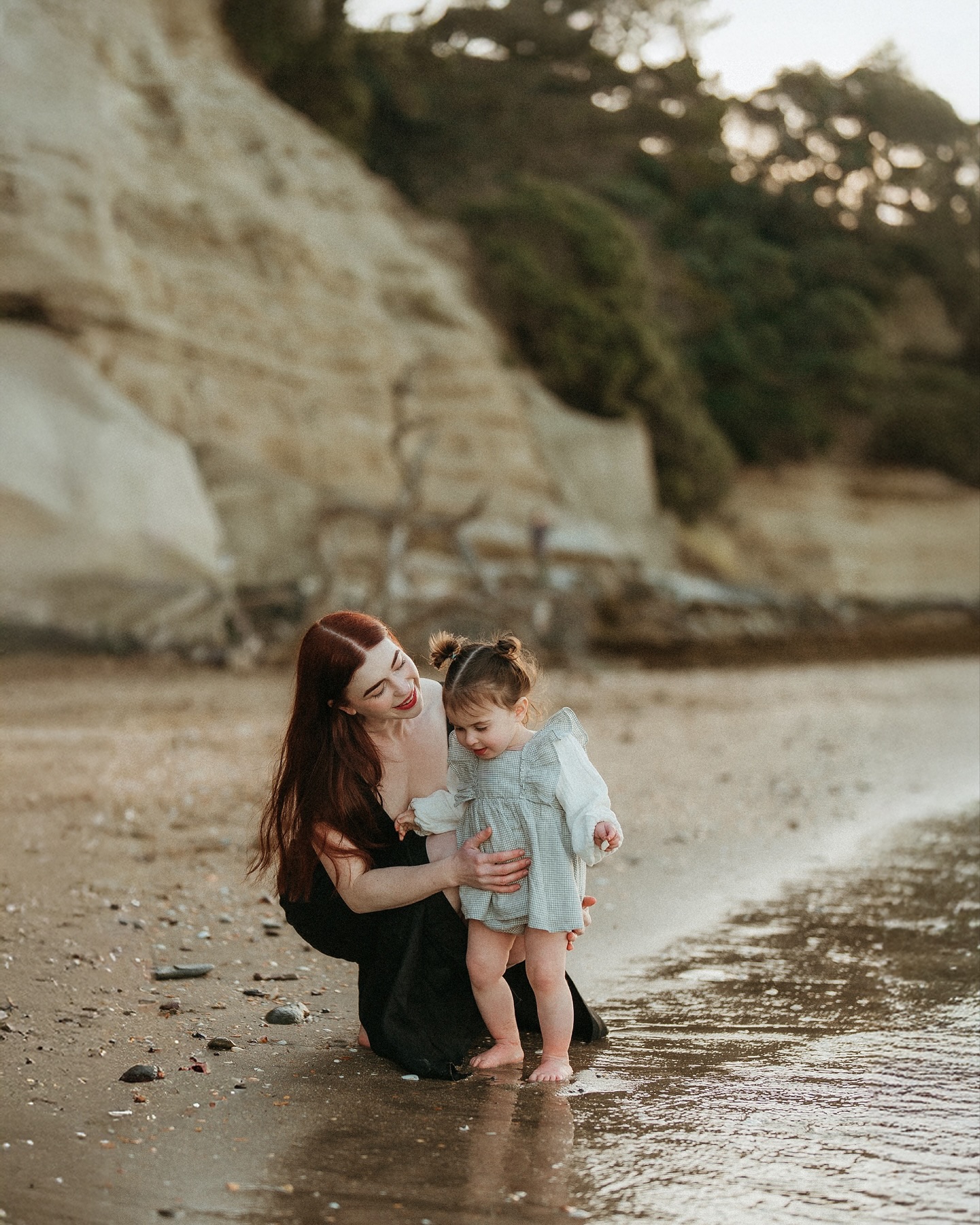 I’ll never say no to a beach session ☀️ A last-minute location change led us to the coolest little spot. And yep it’s already been added it to my location guide. I’m always on the hunt for new spots around Auckland, so feel free to let me know of any winners 😉
Already dreaming of the next family (or maternity 👀✨) I get to capture here.