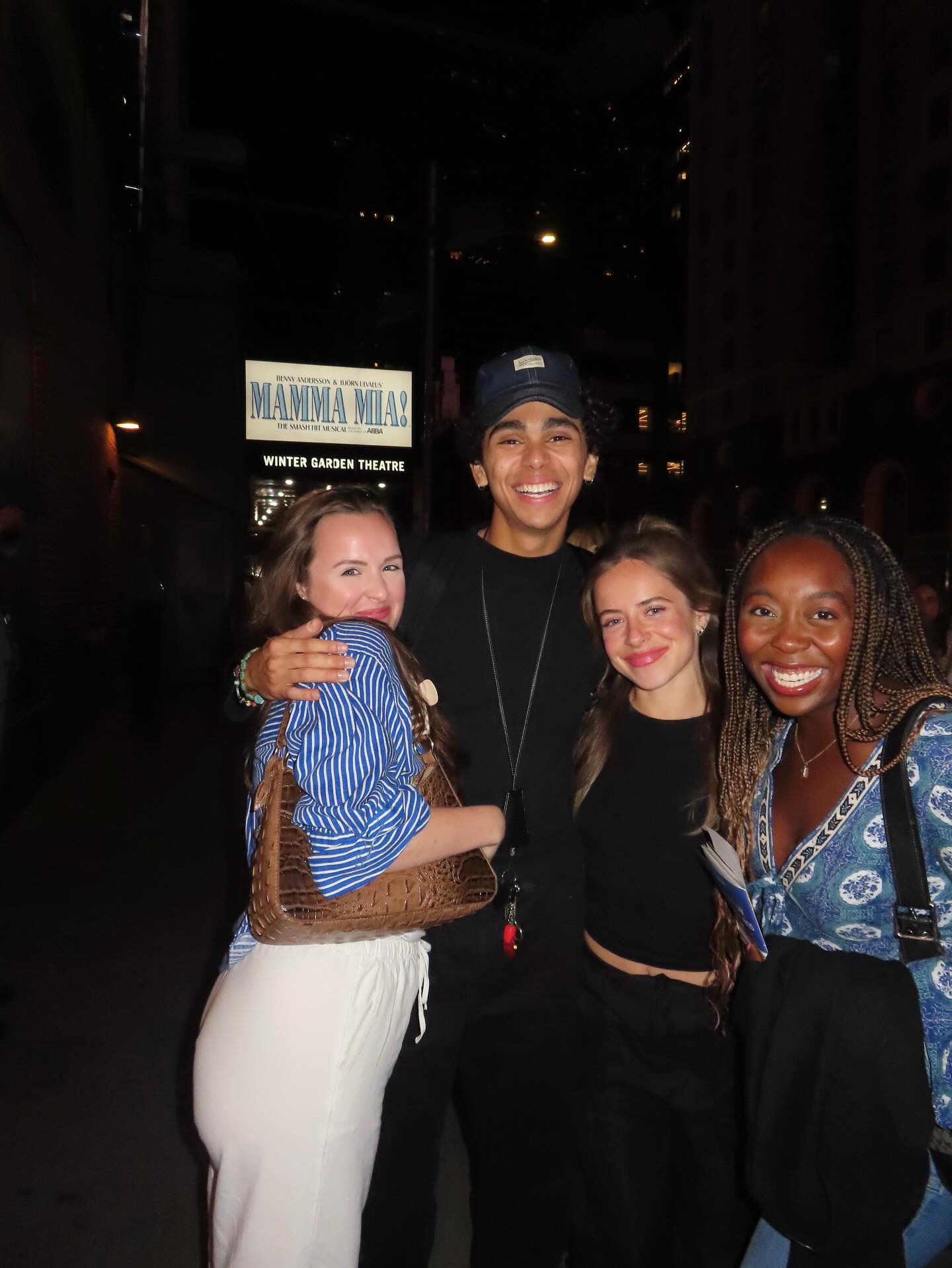 an apple a day… 🚕🤍