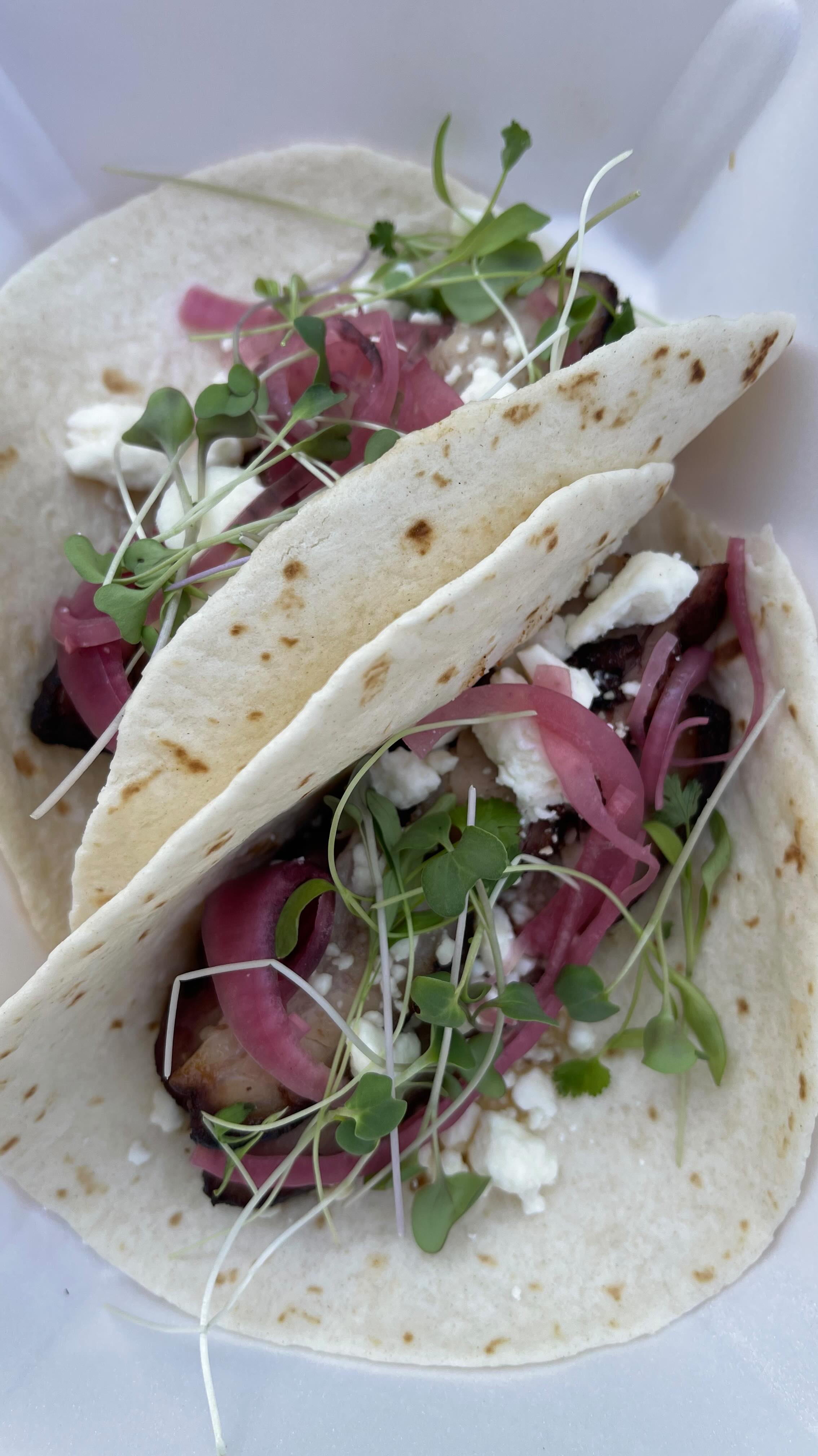 September Special 🚨 Smoked Pork Belly Taco!
Pork Belly smoked with @heygrillhey rubs, house made citrus hot honey, feta cheese, pickled red onions and micro greens.
#bbq #bbqporn #tacos #porkbelly #hothoney #food #foodies #tasty #localbusiness #foodtruck