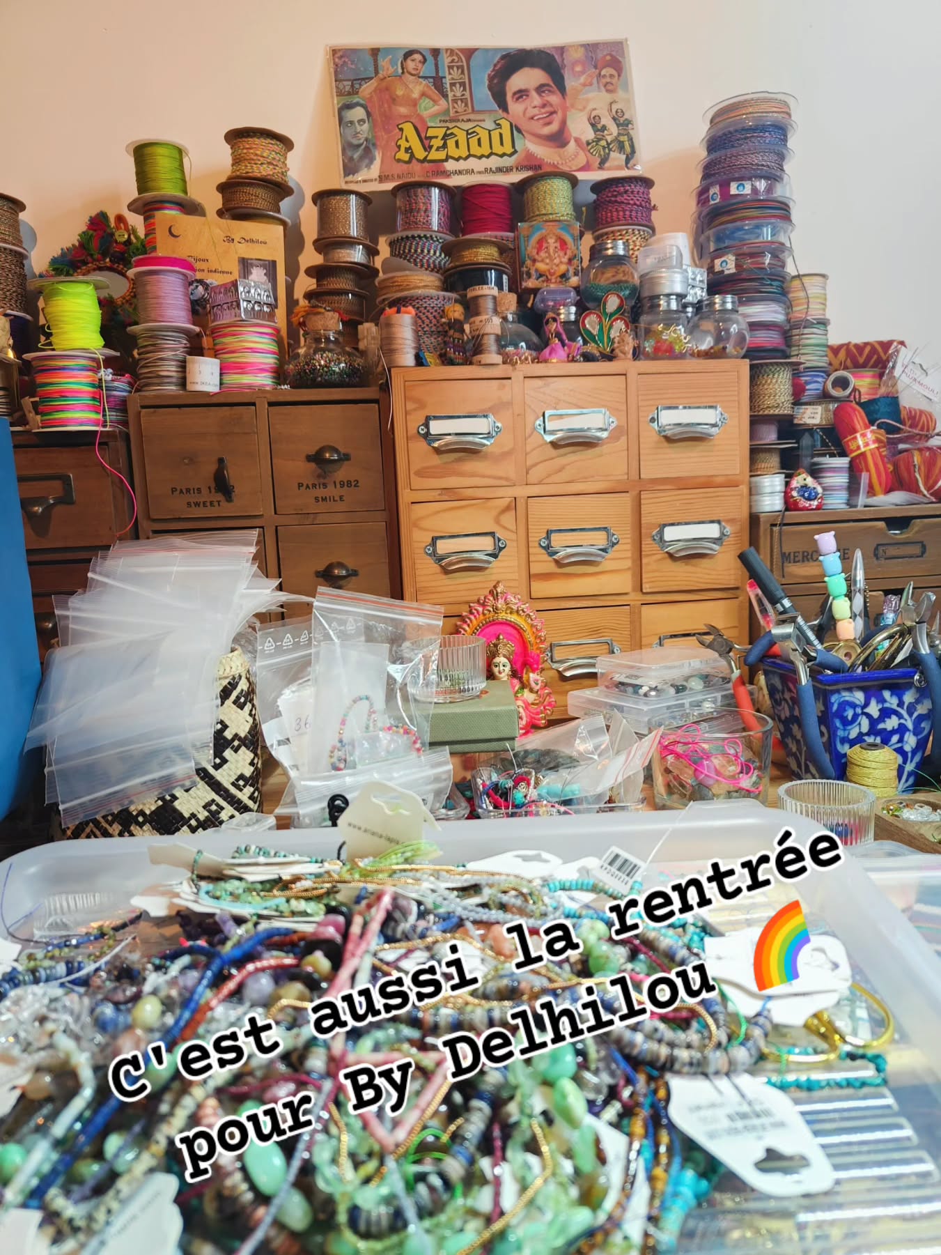 Et oui tout le monde 🙈 se remet tout doucement au travail... Et By Delhilou🌈 aussi 🤗, après un été passé sur les marchés nocturnes surtout celui du port de Carnon🏖️, me voilà de retour dans mon petit atelier pour y créér de belles nouveautés pour cet hiver 🥰 ☃️🌲