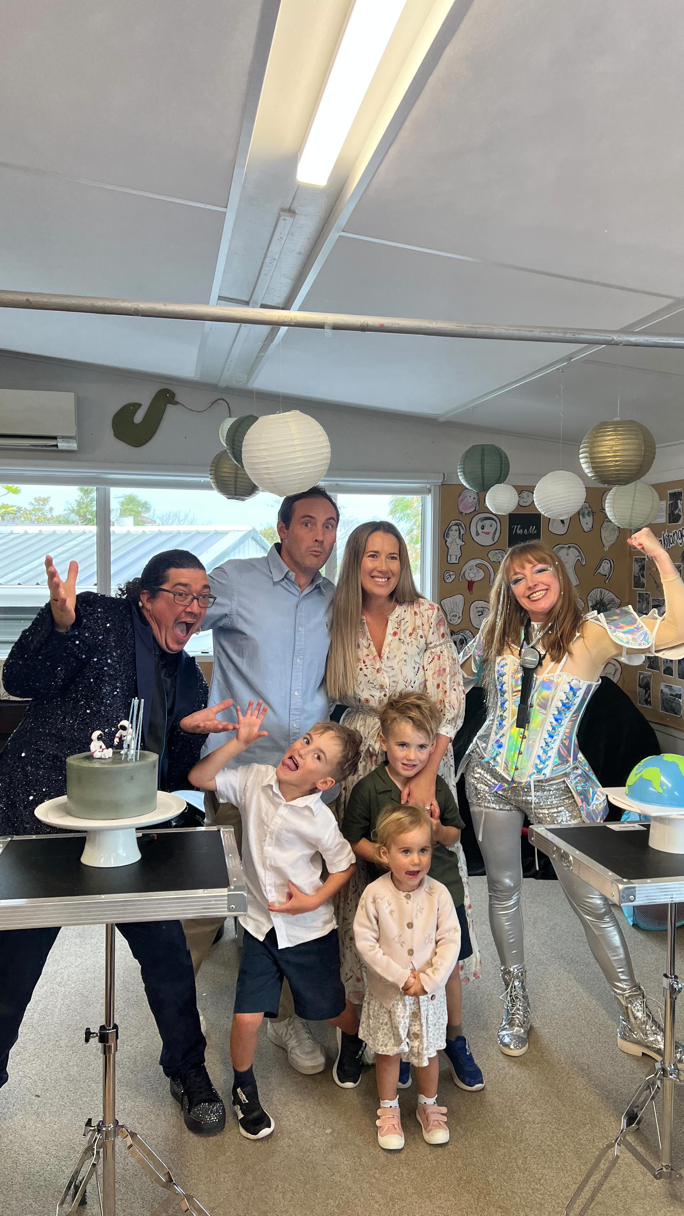 Another fabulous weekend filled with magic fun and laughter. And super fun getting to share the stage and magic with @magicmonaandfriends again for these two lovely brothers on their joint birthday party.
#ariphillipsmagician #magicmona