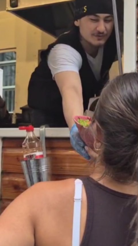 TIKTOKKEND LANGS DE FESTIVALS?
Ben jij creatief met reels en dol op festivals? Wij zoeken een vrijwillige contentmaker die onze festivalmomenten vastlegt voor TikTok en Instagram! In ruil krijg je gratis toegang tot alle festivals waar wij staan én word je goed verwend met ons plant based comfort food.
Interesse? Stuur ons een DM! 🌱🎶