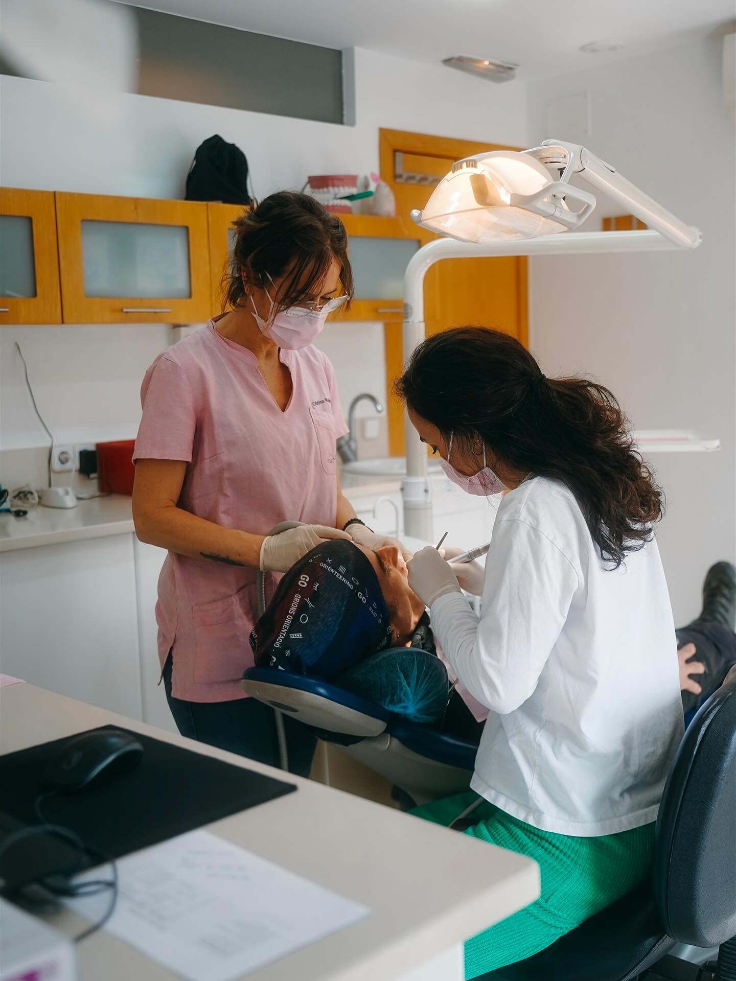 A Karpura treballem en equip per cuidar del teu somriure.
Cada detall compta, i la suma dels nostres esforços és el que ens permet oferir-te una atenció propera, personalitzada i de qualitat 🤍
Perquè junts arribem més lluny!
…
📸: @quattronoveagency
#karpura #clinicadentalgirona #odontologiaholistica