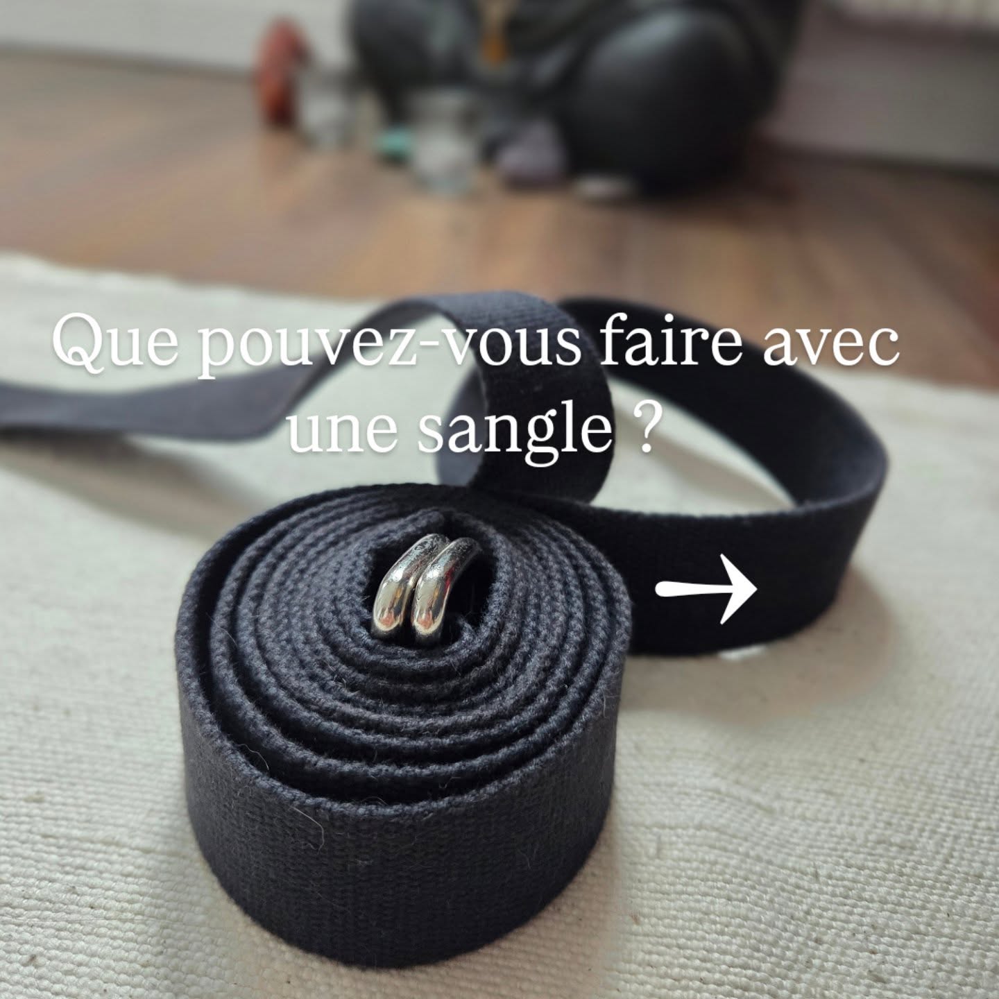 Ce qui est bien dans la pratique du yoga c'est que l'équipement ne coûte pas cher. Un tapis, 2 blocs et une sangle, et vous êtes prêt(e) pour expérimenter les asanas en sécurité et avec un meilleur alignement.
En plus, la sangle est utile pour attacher le tapis de yoga afin de le transporter plus facilement (dernière photo).
Ça devrait être l'équipement obligatoire 😜🤩🙏🏻
As tu déjà le matériel nécessaire pour ta pratique ?
