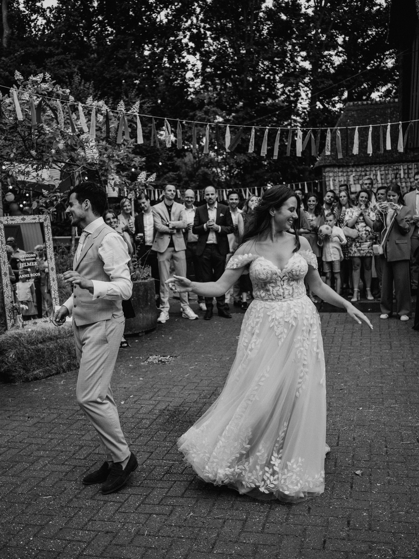 Little happy dance💃🏼,
want morgen begint voor mij de tweede helft van dit trouwseizoen!
Na twee keer een heerlijke week vakantie kan ik er weer helemaal tegen aan. Zoveel zin in al die mooie feestjes die nog komen gaan!🤍
.
.
.
.
#bruidsfotografie #trouwfotograaf #trouwfotografie #trouwen #trouwenin2026 #trouwfotograafzwolle #bruiloftfotograaf