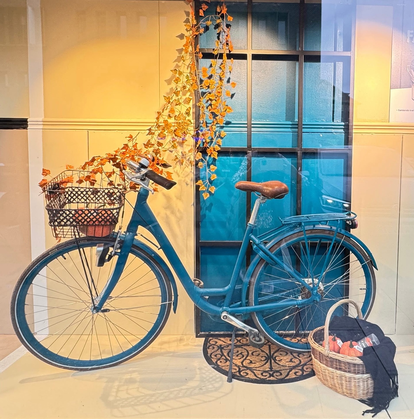 Øvedagene er i fuld sving og opgaverne strømmer til her i efteråret for vores kære elever på @dekoratoerskolen.dk 😍❤️
Her har en af vores dygtige elever lavet en virkelig fin udstilling og med et efterårstema - der er skabt dybde, bredde og højre samt en god stemning.
Er det ikke fint det hun har haft lavet. ?
#indretning #visuelmerchandiser #boligstyling #styling #deko #indretningsinspiration #butiksindretning #indretningshjælp #boligstylist #vejle #staundesign #interiorstyling #interiordesign #interiordesigner #designer #visuelmerchandising #designhjem #dekoratør #indretningsarkitekt #indretningsarkitektskolen #dekoratørskolen #indretningsarkitektuddannelsen #dekoratøruddannelse #dekoratøruddannelsen #indretningsarkitekt #danmark #design #dekoratørskolenivejle @dekoratoerskolen.dk @staundesign