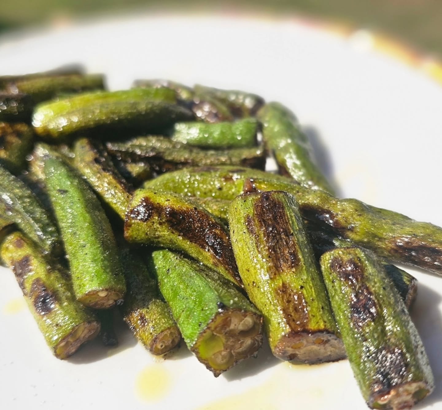 🥦🔥 Legumes na brasa também têm vez!
Olha esse quiabo assado… dourado, crocante por fora e macio por dentro. 😍
Uma prova de que o churrasco vai muito além da carne: os vegetais ganham uma vida nova quando passam pelo fogo.
No Entre Cortes & Cores, cada detalhe importa: do corte nobre ao legume simples, tudo vira experiência única na brasa.
👉 Quer um churrasco inclusivo e cheio de sabor? Me chama e vamos planejar juntos seu próximo evento!
#EntreCorteseCores #ChurrascoInclusivo #ChurrascoVeg #ChurrascoVegetariano #LegumesNaBrasa #SaborQueUne #QuiaboNaBrasa #Indaiatuba #Campinas #Jundiaí