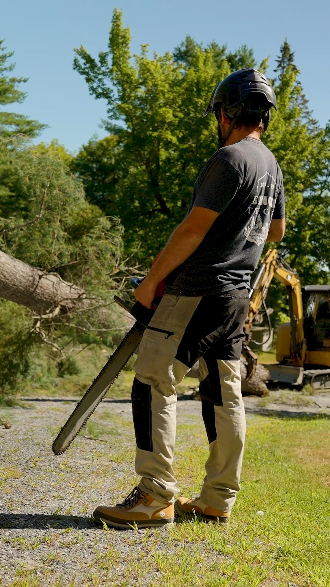 Enough heavy equipment to get a "hell yeah" from every dad in the neighborhood. Just another day with Central Maine's Trusted Arborist.
.
.
.
.
#belangertreecare #arborist #arboristsofinstagram #skowhegan #skowheganmaine #forestry #chainsaws #centralmaine #mainebusiness #treecare #treecarebusiness #treeclimbers #logging #crane #craneoperator #cranespotting