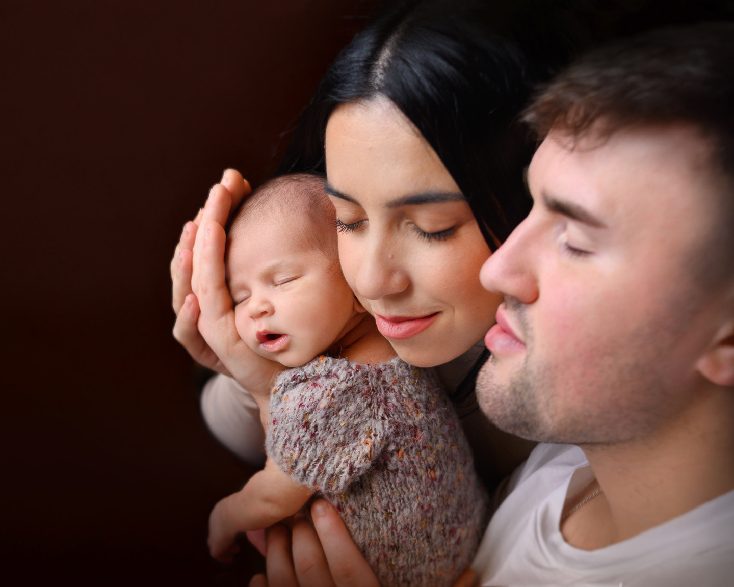 Esta foto siempre me recordará lo que significan nuestras sesiones, tranquilidad, paciencia, control y sobre todo mucha ternura.🌿
Podría colocar la mano del bebé perfecta, colocada en la manita de los papás, cerrarle un poquito más lo morritos... pero mientras los estamos colocando, en ocasiones, salen cosas tan naturales y bonitas como que mamá se apoye encima de él para acunarlo... de olvidaros de que sigo ahí; que es imposible no parar y sacar lo que estoy viendo en ese momento... Y es que es el reflejo de lo que sois para mi, familias perfectamente imperfectas, listas para pasar del caos a la calma en dos segundos, mamás preparadas para un batallón. Papás con paciencia y apoyo inigualable.
Y eso es lo que me gusta sacar de vosotros.
.
.
.
.
.
#newbornphotography #newborn #babyphotography #familyphotography #motherhood #maternityphotography #fotografíanewborn #fotografíadematernidad #fotografiadefamilia #newbornfamilyphotography #pregnancy #babylove #newbornphotographer #familyfirst #momlife #bebe #amorentrefamilia #fotografiadebebé #motherhoodphotography #newbornbaby #familyportrait #baby #love #reciennacido #newbornposing