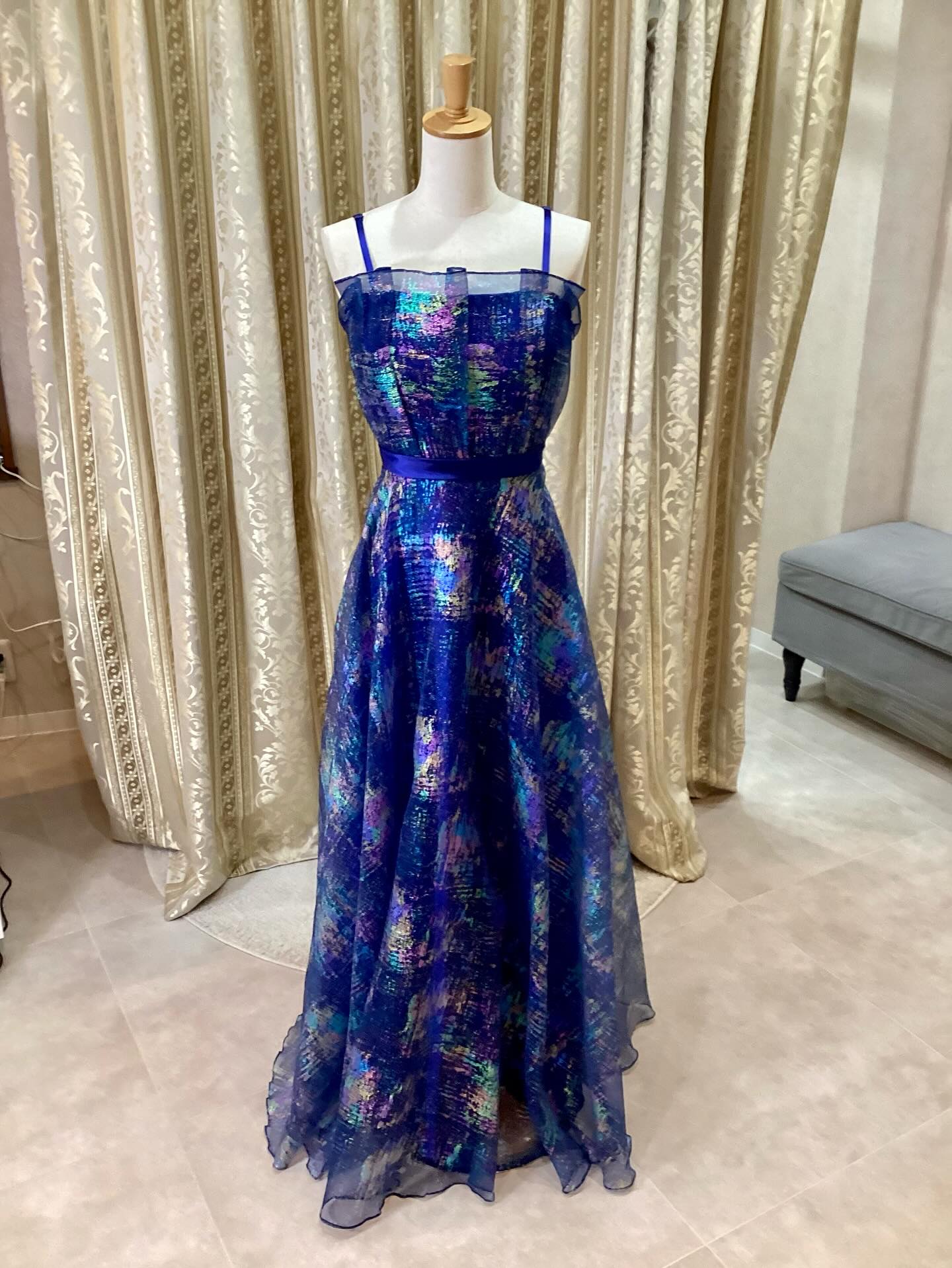 NEW👗レンタルドレス
HP未掲載分です
※~ ※~ ※~ ※~ ※~ ※~ ※~ ※~ ※~ ※~ ※~ ※~
NEWドレスです。
ホログラムラメが、個性的なオーガンジードレス👗
胸元のフリルがアクセントになっております✨
なんともいえない素敵なドレスです。
サイドファスナー
肩紐ストラップ調整可
XSからLサイズ
レンタル価格14,000円(+税)
(3泊4日| クリーニング基本プラン込)
1ワイヤーパニエ→無料レンタル
3ワイヤーパニエ→500円+tax
学生証のご提示でレンタルドレス10%off
(学割対象外: キッズ&ジュニアドレス、小物レンタル、販売品)
……………………………………………………
◉当サロンのベースはレンタルドレス営業
となりますため【完全予約制】です。
販売品のご購入やご試着も【事前に来店予約】
が必要となりますので予めご了承下さいませ。
◉とくに【土曜日】は早いうちから
ご予約枠が埋まる事が多くなっております。
ご予約はお日にちに余裕を持って、
早めにご連絡頂きますようお願い申し上げます。
▶︎ご予約
【HPご予約フォーム】が大変便利です(24時間受付)
※ LINEやTELからのご予約も可能ですが、
営業時間内のみの対応となります。
Line→ @dress_etoile
電話 → 06-6210-6764
▶︎ちょっとドレスを見たい
事前にご来店予約が必要です。
他のお客様がご試着中、ご来店中は入店をお断り
させて頂いておりますので、予めご了承くださいませ。
▶︎不定期開催のセールについて
不定期でプライベートセールを開催(予約制)
LINEともだちの方へ優先にご案内した後、
SNSや HPで配信しておりますので、
予めご了承ください。
▶︎レンタルドレスのラインナップ
HPに掲載しておりますが、
新商品は掲載が出来ていないドレスが多数ございます
ラ・エトワール
定休日:水・日(祝)
営業時間(平日) 11:00~17:00
営業時間(土日) 10:00~16:00
……………………………………………………
#大阪レンタルドレス #レンタルドレスショップ
#レンタルドレス #衣装レンタル #ロングドレス
#ステージドレス #演奏会ドレス #演奏会用ドレス
#演奏ドレス #演奏衣装 #クラシック音楽ドレス
#音大 #音大生 #ソロリサイタル #コーラス衣装
#コンテストドレス #モデル衣装
#ウェディングパーティドレス
#レストランウェディングドレス
#撮影衣装 #撮影衣装レンタル #撮影ドレス
#オンラインレンタルドレス
#ドレススタイリスト
#ドレスコンシェルジュ
#ドレスコーディネーター
#laetoile #ラエトワール