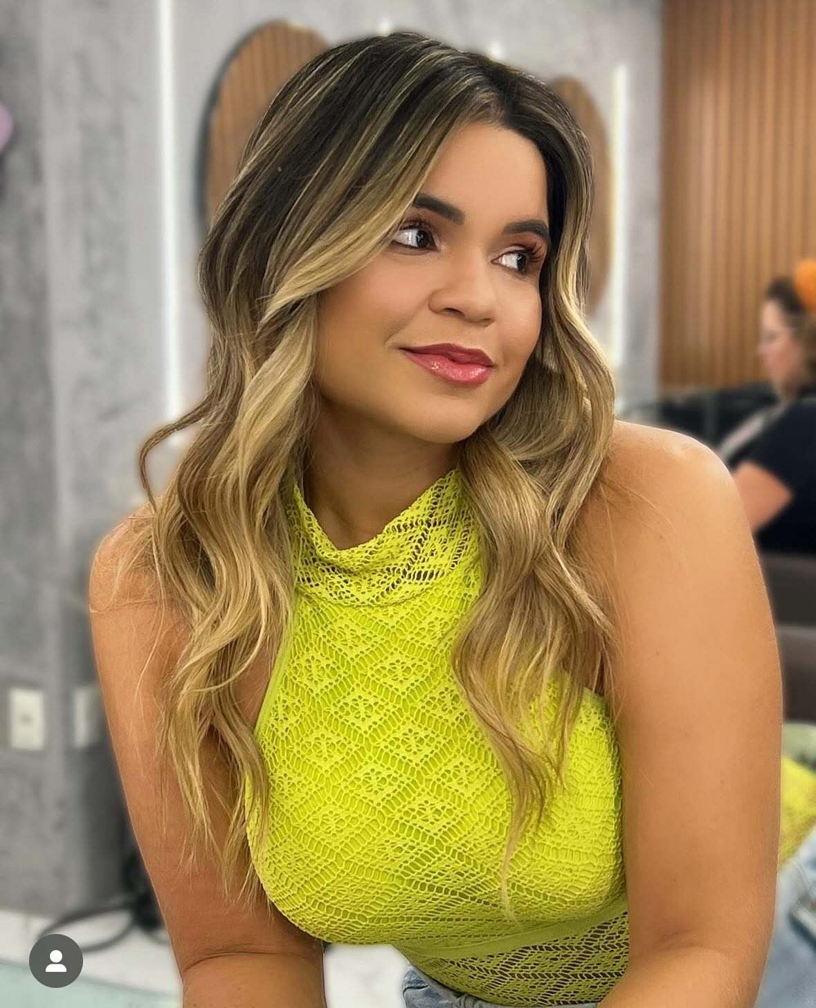 Com muita tristeza recebemos a notícia do falecimento da jovem jornalista Júlia Ionele, de 31 anos. Egressa do Curso de Jornalismo da UFC, Júlia era especialista em Assessoria de Comunicação e trabalhava na Assembleia Legislativa do Estado do Ceará. Ela também é a autora do livro Cine Nazaré - um cinema vivo (2020), livro-reportagem resultado de seu trabalho de conclusão de curso que posteriormente foi publicado pela Alece. Júlia foi uma estudante dedicada e envolvida com o curso, foi bolsista na Coordenação, atuou na comissão de comunicação do I Seminário Internacional Praxisjor, realizado em 2017, participou do projeto Focas do Estadão e inscreveu sua marca na história do Curso, cativando muitos colegas e professores com sua alegria e humor e retornando para a sala de aula para partilhar suas experiências com outros discentes. Júlia lutava há cerca de um ano contra uma leucemia e hoje se encantou, deixando uma lacuna no jornalismo cearense e uma saudade imensa em nós que a conhecemos. O Curso de Jornalismo se solidariza com os familiares e amigos de Julia e guardaremos para sempre na memória seus sorrisos e generosidade.