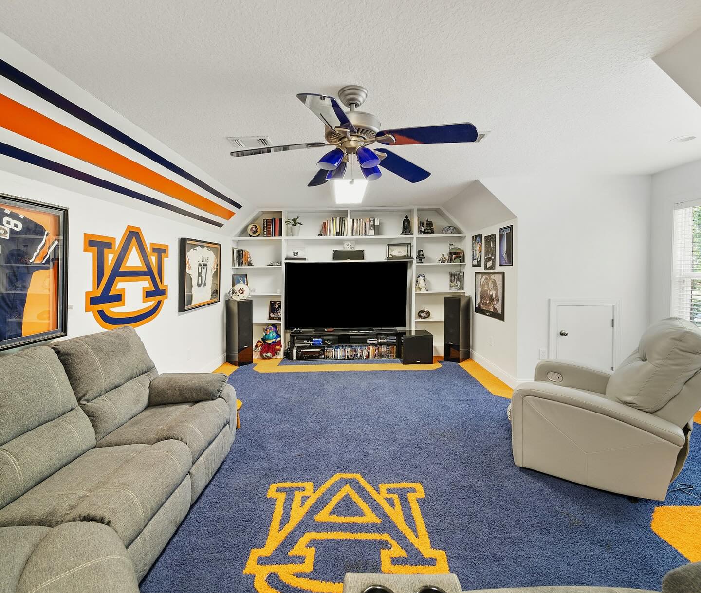 The perfect setup for football hosting and game day excitement is found at 540 Merimont Blvd in Auburn! This price improved, rare find in Asheton Lakes is not just spirited but full of recent upgrades: new roof, updated flooring, fresh interior paint, remodeled bathrooms, granite kitchen counters, new appliances, and a sprawling extended deck with panoramic lake views. Want to check it out? Let’s chat!
#threesixtyrealestateeal #priceimprovement #auburnalabama #auburnopelikahomes #leecountyrealestate #leecountyrealtors #ashetonlakes