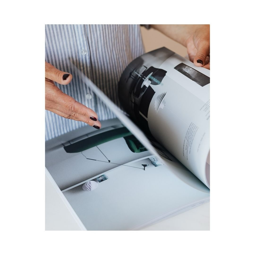 ๐๐ถ๐ ๐๐ถ๐ท๐ป ๐ช๐๐ ๐ป๐ถ๐ฒ๐...
Je herkent het misschien wel. Je laat een nieuwe website,ย brochure,ย video, campagneย ofย huisstijlย ontwikkelen.
Iedereen werkt hard, de verwachtingen zijn hoogโฆ en dan is het eindresultaat daar. Maar in plaats van blij en trots te zijn, is er teleurstelling.
โ๐๐ฆ๐ต ๐ท๐ฐ๐ฆ๐ญ๐ต ๐ฏ๐ช๐ฆ๐ต ๐ข๐ญ๐ด ๐ฐ๐ฏ๐ด.โ
โ๐๐ฆ๐ต ๐ด๐ฑ๐ณ๐ฆ๐ฆ๐ฌ๐ต ๐ฐ๐ฏ๐ป๐ฆ ๐ฅ๐ฐ๐ฆ๐ญ๐จ๐ณ๐ฐ๐ฆ๐ฑ ๐ฏ๐ช๐ฆ๐ต ๐ข๐ข๐ฏ.โ
โ๐๐ฆ๐ต ๐ช๐ด ๐ฎ๐ฐ๐ฐ๐ช, ๐ฎ๐ข๐ข๐ณ ๐ฉ๐ฆ๐ต ๐ช๐ด ๐ฏ๐ช๐ฆ๐ต ๐ธ๐ข๐ต ๐ธ๐ฆ ๐ช๐ฏ ๐จ๐ฆ๐ฅ๐ข๐ค๐ฉ๐ต๐ฆ๐ฏ ๐ฉ๐ข๐ฅ๐ฅ๐ฆ๐ฏ.โ
Dit gebeurt veel vaker dan je denkt. En het is zo zonde, want vervolgens doe je het er maar mee (met mogelijk merkafbreuk tot gevolg!) of wordt er helemaal niets mee gedaan en is de investering voor niets geweest.
Meestal ligt de oorzaak niet zozeer bij de designers/ tekstschrijvers/ ontwikkelaars, maar bij iets heel anders:ย een onduidelijke briefingย enย gebrek aan regie.
En laat dรกt nou net precies zijn waar ik alsย #communicatieprofessionalย het verschil maak.
Ik help jou om:
โจ Deย boodschap scherpย te krijgen voordat het creatieve werk begint;
โจ Eenย duidelijke briefingย te maken die richting geeft;
โจ Deย projectaanpak te begeleidenย en stakeholders te verbinden;
โจ Te zorgen dat hetย creatieve resultaat pastย bij de merkidentiteit, doelgroep en doelstellingen.
Het resultaat? Creatieve uitingen dieย raakย zijn. Die niet alleen ๐ฎ๐ฐ๐ฐ๐ช zijn, maar vooral ookย ๐ธ๐ฆ๐ณ๐ฌ๐ฆ๐ฏ en bij je ๐ฑ๐ข๐ด๐ด๐ฆ๐ฏ.
๐๐ฉ๐ ๐๐๐ ๐๐๐ฃ ๐๐ ๐จ๐ฉ๐๐ง๐ฉ ๐ซ๐๐ฃ ๐๐๐ฃ ๐ฃ๐๐๐ช๐ฌ #communicatieproject? Stuur me gerust een DM!
#ondernemen #businessbabe #girlboss #entrepreneur #startup #scaleup #communicatie #pr