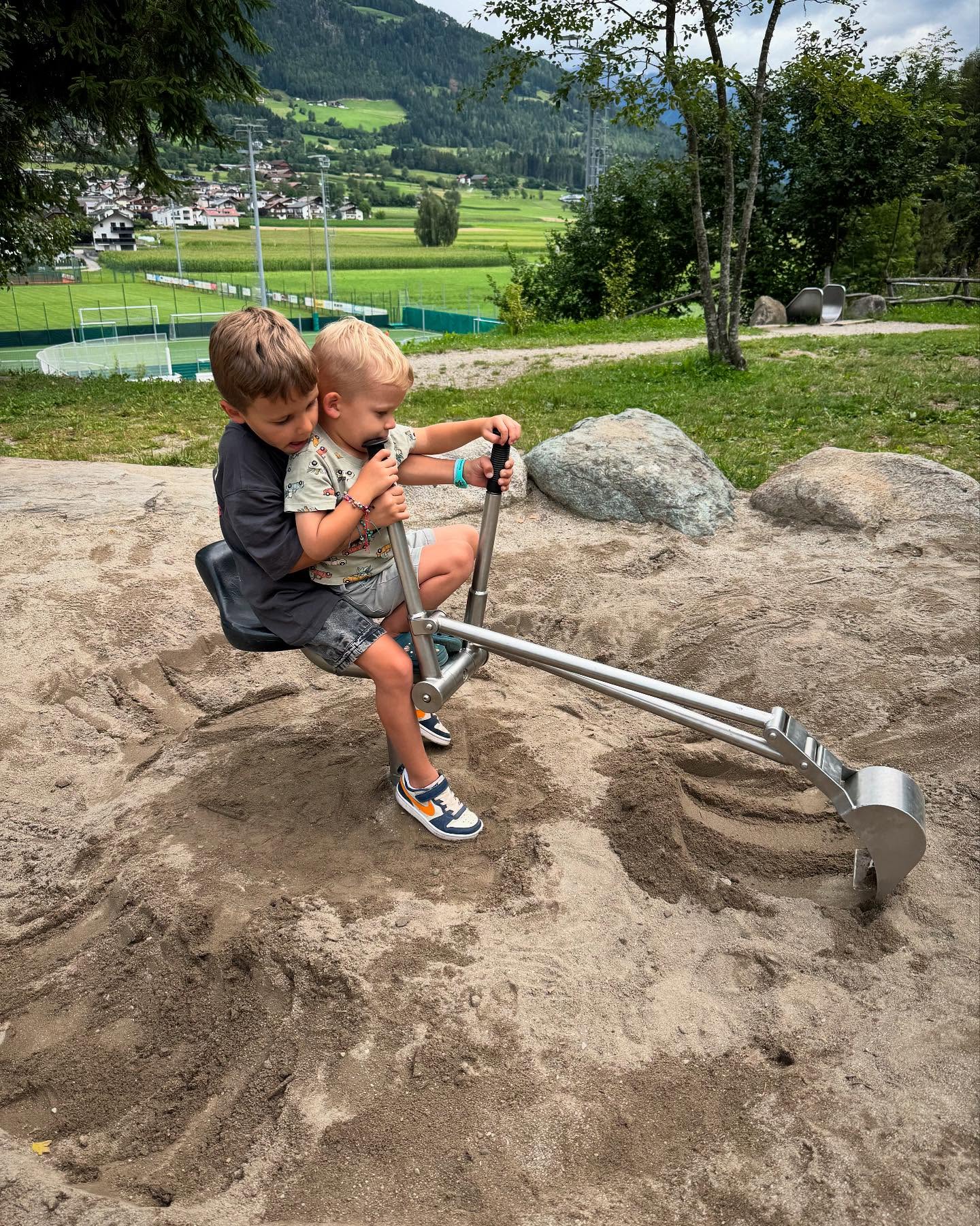 De speeltuin. Het blijft altijd toch wel een goede zet voor kinderen. Wist je dat de speeltuin de perfecte plek is om de grove motoriek te ontwikkelen en dus veel meer is dan âgewoonâ buitenspelen. Hier ontwikkelen ze de vaardigheden die ze nodig hebben voor verschillende activiteiten op school en thuis.
Neem bijvoorbeeld de glijbaan: allereerst moeten ze de trap opklimmen. Hierbij moeten ze hun evenwicht verdelen en op een voet kunnen balanceren. Eenmaal boven moeten ze voorzichtig gaan zitten en zich naar beneden laten glijden. Hierbij moeten ze rompstabiliteit gebruiken om overeind te blijven zitten.
Of het klimrek: door veel te klimmen ontwikkelen kinderen kracht in hun handen en armen. Daarnaast stimuleert het de coördinatie en dus ook ruimtelijk inzicht en lichaamsbewustzijn.
En ook de schommel: hiermee oefenen de kinderen hun evenwicht door te blijven zitten en leren ze om pompende bewegingen met hun benen te maken. Ze moeten kracht en techniek beheersen om zelf de schommelbeweging te kunnen maken. Het vergt een goede coördinatie van het boven- en onderlichaam.
En als ik eerlijk ben.. is de speeltuin niet mijn eigen favoriet, maar het is een leuke en speelse manier om nieuwe dingen te ontdekken en te leren over dagelijkse bezigheden. De kinderen hebben het altijd zo naar hun zin! đ