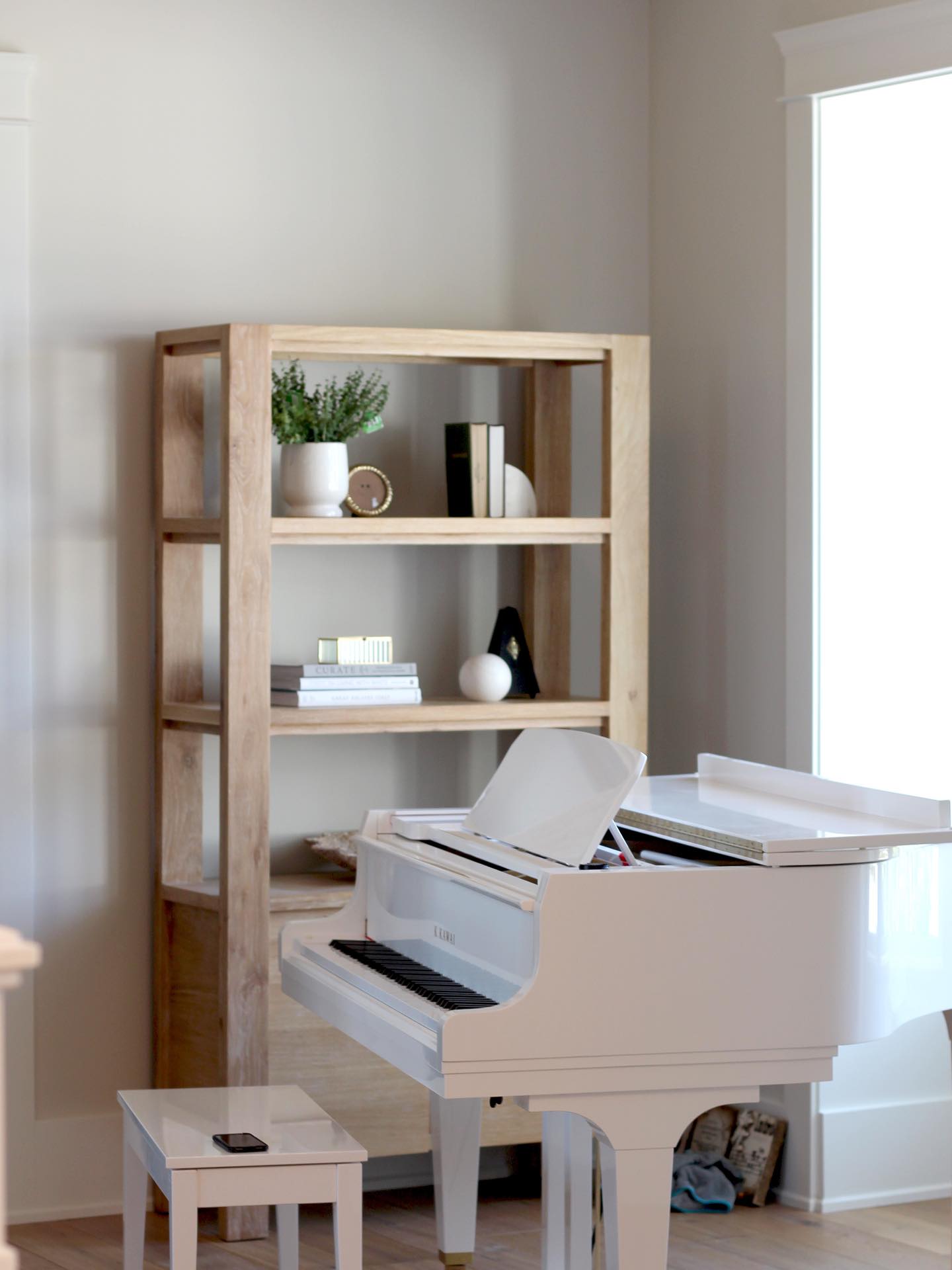 This shelf used to be hiding in the corner, but by pulling it over to the other side of the room, you can now see it right when you walk in. Paired with this white piano, it’s now a stunning focal point!
A reminder that sometimes it’s not about buying more, but rearranging what you already have! ✨✨