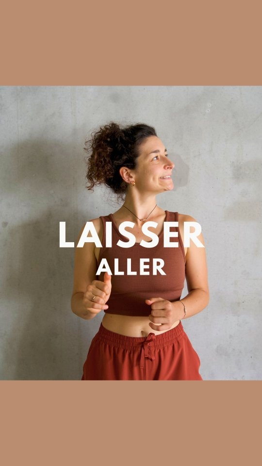 Désenchantée 🌩
Je me pose de plus en plus cette question : Que nourrissons-nous à travers les réseaux ?
Le yoga, dans ma vie n’a rien d’une belle vitrine. Il est là dans les mouvements du quotidien, que ça brille et surtout quand ça craque. Il m’accompagne dans les vagues à l’âme, les doutes et les matins où sortir du lit semble être la première posture du jour.
Au delà du manque d'authenticité, je questionne ces postures toujours plus acrobatiques qui moulent le yoga dans une pratique presque inaccessible, une pratique nourrit par l'image là où au contraire, l'assise et l'écoute me nourrissent tant.
Je questionne le bien fringué, le beau, l'esthétique, sans le reprocher pour autant. Je me demande comment m'engager pour gommer ce conditionnement des réseaux, souvent culte de l'égo et du faire plutôt que d'être.
Il n'y a pas de combat à gagner, juste de la matière à penser. Cette année, vous trouverez ici de la spontanéité, des loupés, des pratiques entre deux lessives, parfois du beau, de la nature, la vie.
Ce que je vous souhaite pour 2025 ? Être vous ! Pleinement, naturellement (ce qui ne veut pas dire que c'est facile pour autant)
•
Raconte moi ta version : 1. Entre deux lessives 2. #jungleroom
#bonneannee #2025simplement #YogaAuthentique #RealLifeYoga #YogaDuQuotidien #YogaSansFiltres #PratiqueIntime #Vulnerabilite #YogaPourSoi #SelfCareYoga #BienEtreReel #YogaAuNaturel #PratiquePourDeVrai
